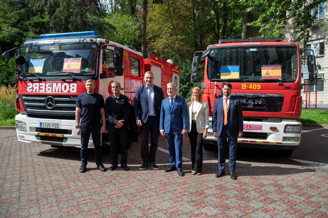 Київ отримав ще два пожежні автомобілі від Барселони: Кличко показав спецтехніку