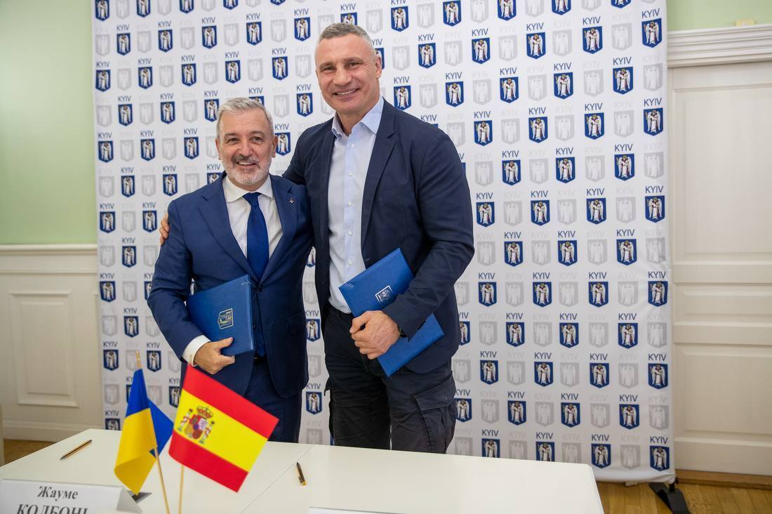 Київ отримав ще два пожежні автомобілі від Барселони: Кличко показав спецтехніку