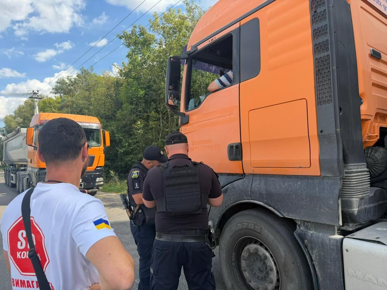 Арестованная техника в работе: грузовики Самофала привезли песок на завод KREISEL в Фастове