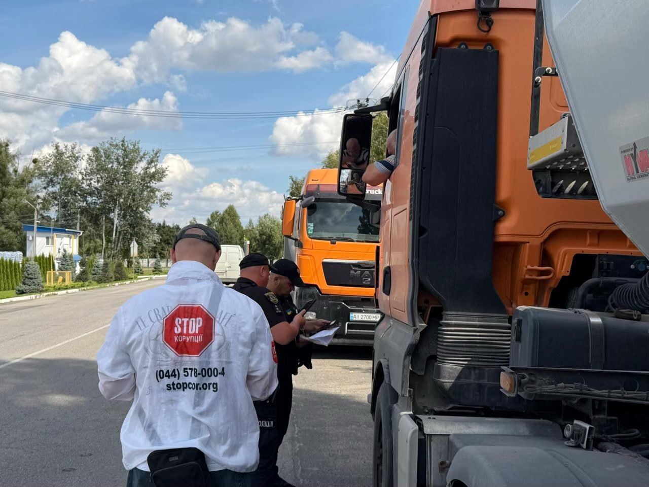Арестованная техника в работе: грузовики Самофала привезли песок на завод KREISEL в Фастове