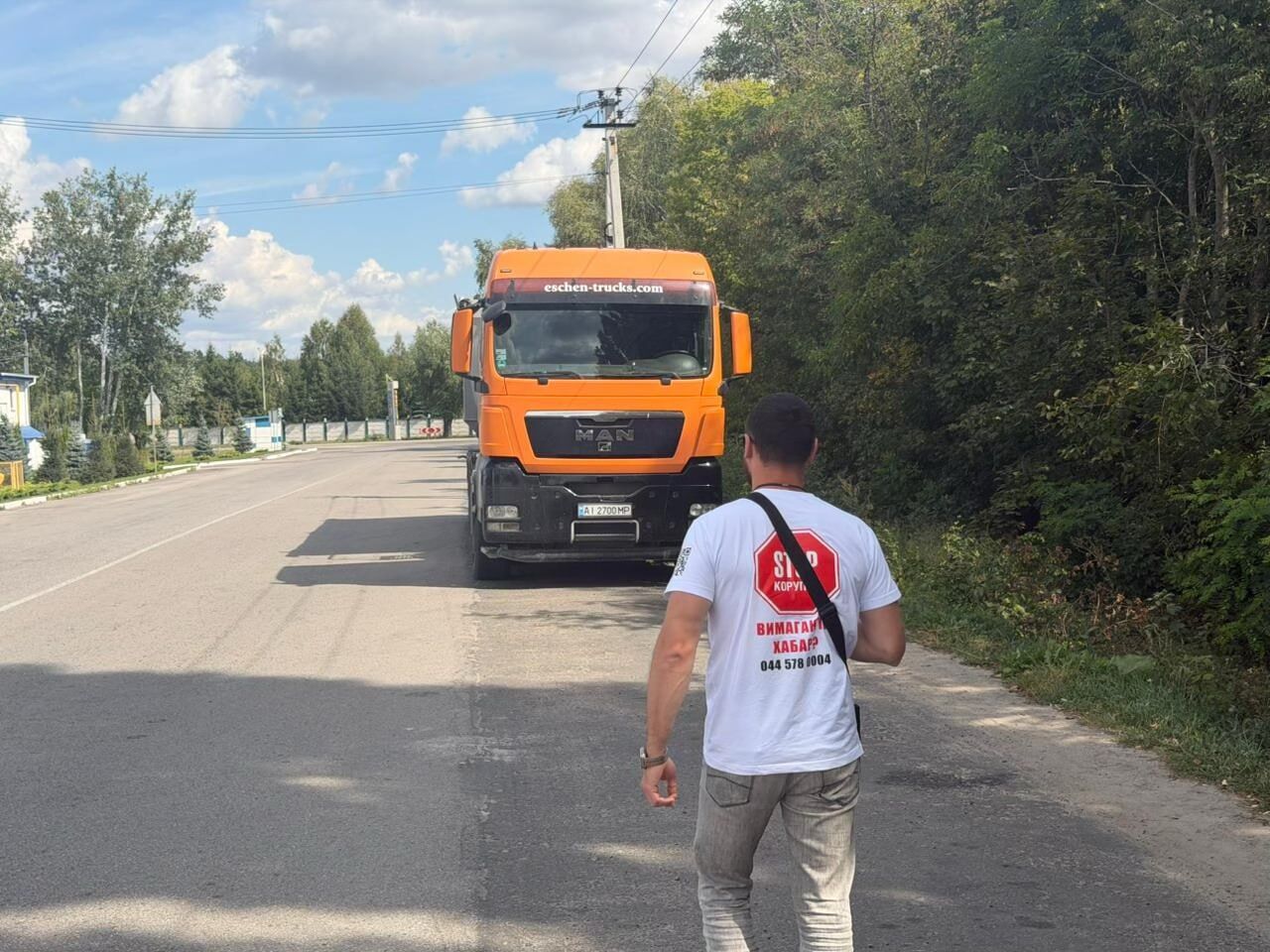 Арестованная техника в работе: грузовики Самофала привезли песок на завод KREISEL в Фастове