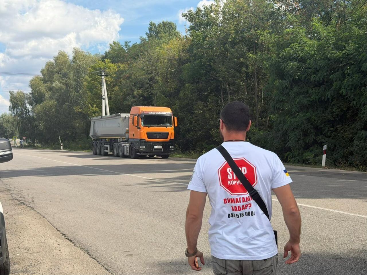 Арестованная техника в работе: грузовики Самофала привезли песок на завод KREISEL в Фастове
