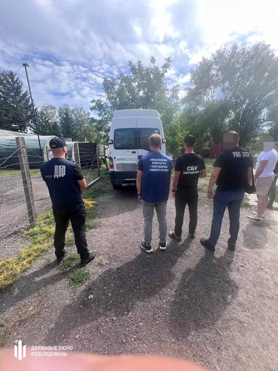 14 тысяч евро за побег: ДБР разоблачило двух военных, которые переправляли мужчину через границу
