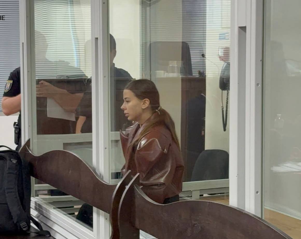 Новое заседание - новый образ: ''Муза'' пришла в суд в украинском бренде за 13 600 гривен