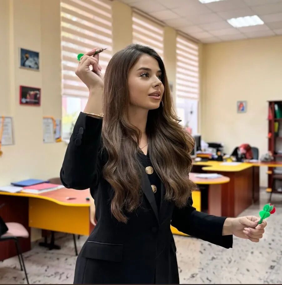 Елизавета Ивахненко побеждает в дартс-турнире среди профессорско-преподавательского состава Одесской юридической академии, октябрь 2024 года.