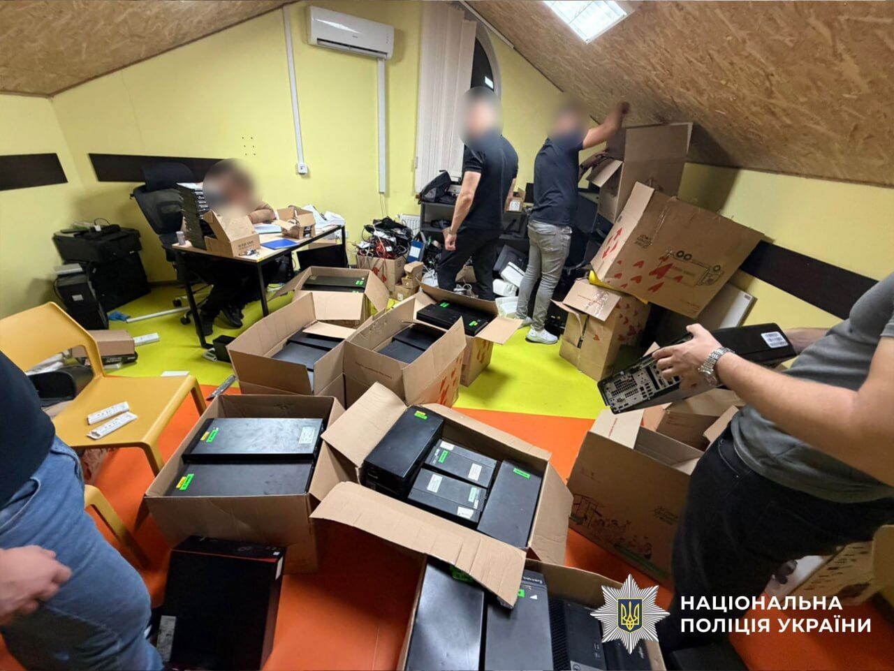 Полмиллиона долларов ежемесячно на доверчивых клиентах: полиция разоблачила колл-центр в Луцке