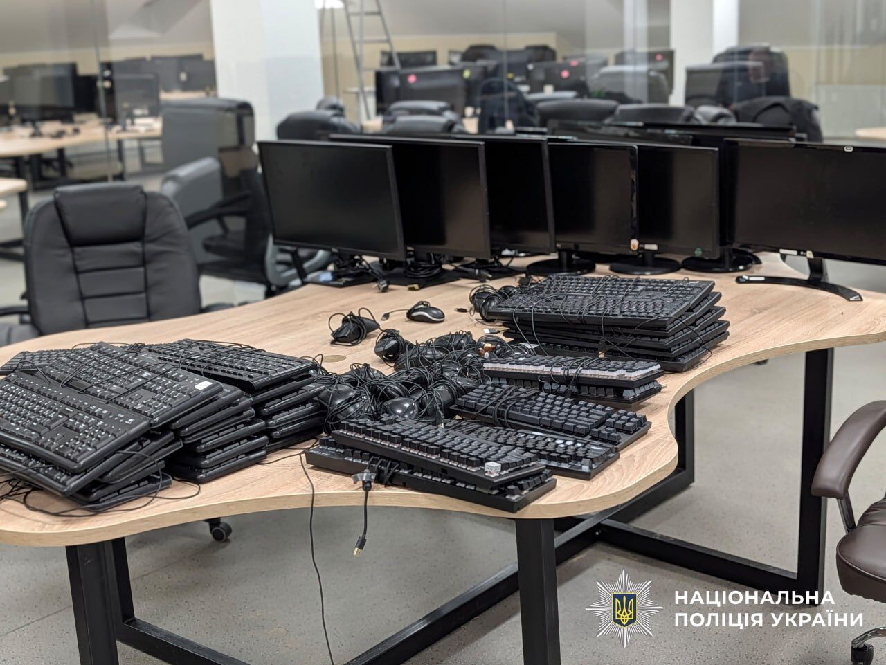 Полмиллиона долларов ежемесячно на доверчивых клиентах: полиция разоблачила колл-центр в Луцке