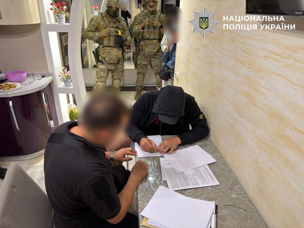 Машина-''разведчик'' и мужчины в багажниках: в Одесской области разоблачили масштабную схему переправки