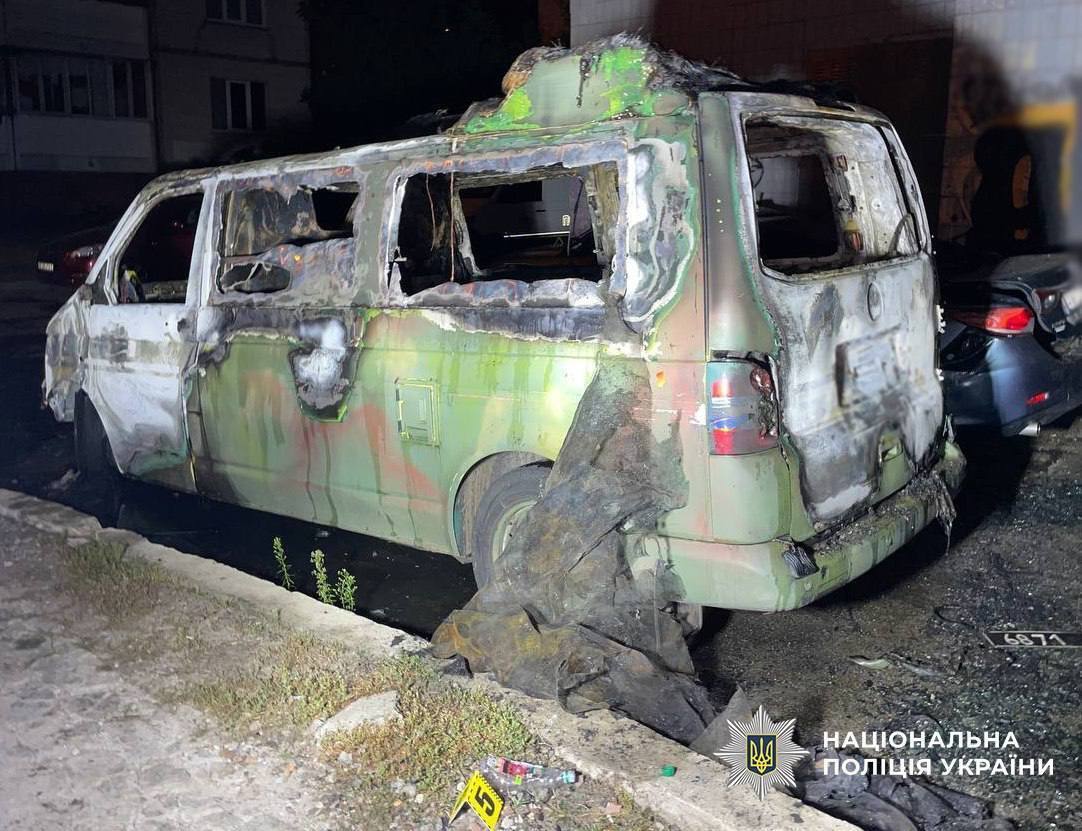 В Киеве мужчина поджег военный бус за $1000: полиция задержала подозреваемого