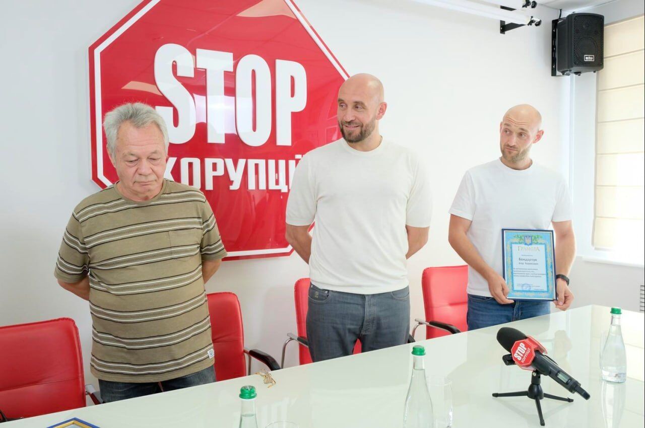  У спілці журналістів — поповнення: у медіацентрі ''Стоп корупції'' відбулося вручення посвідчень й відзнак від НСЖУ