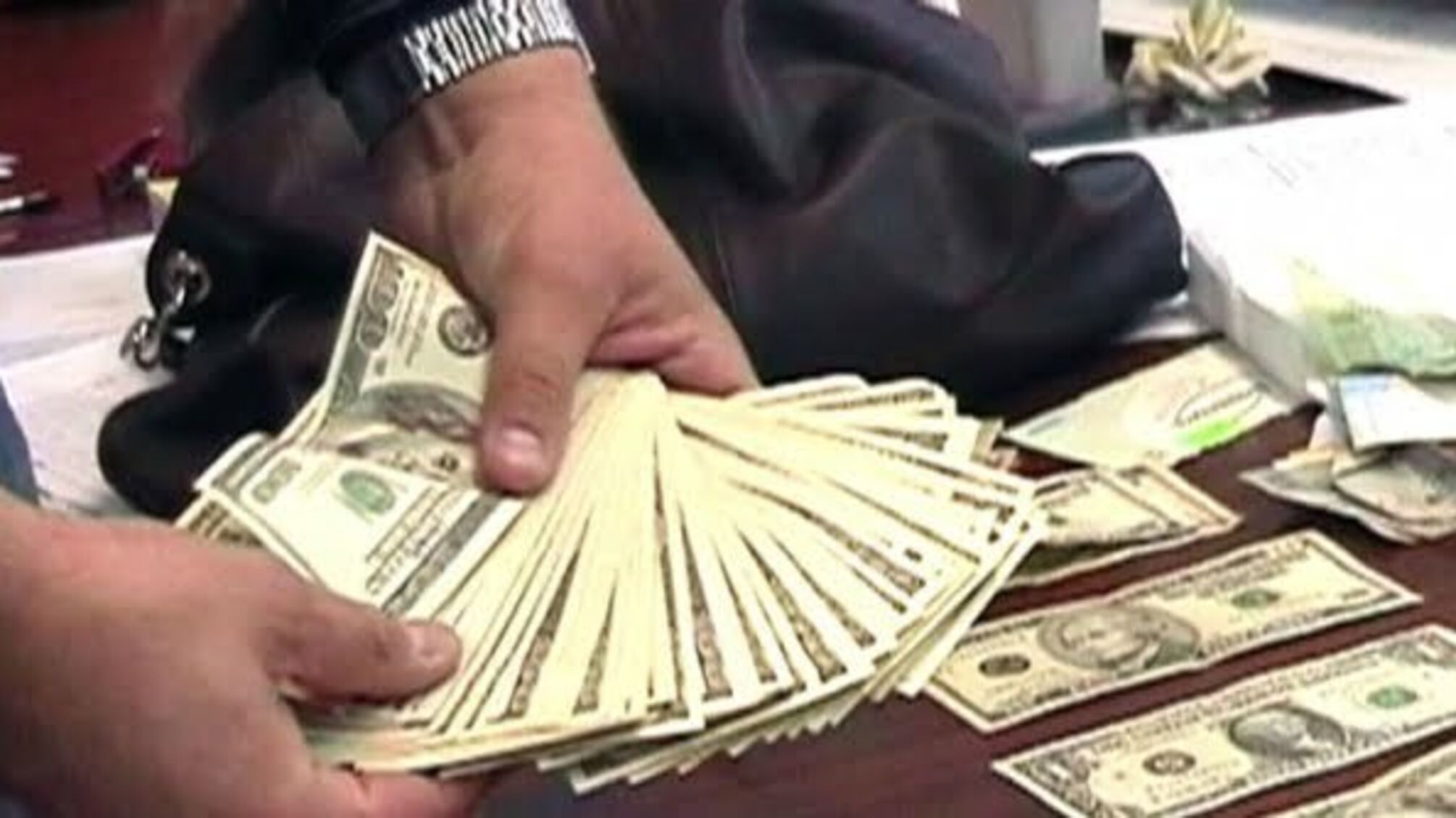 У Києві працівник колонії 'погорів' на хабарі у 2000 доларів США