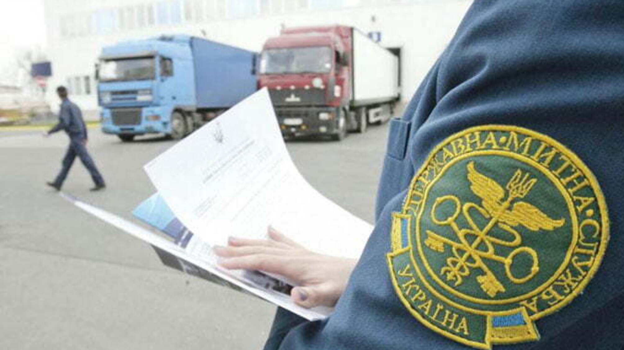 На Закарпатті митники організували системний збір хабарів у водіїв