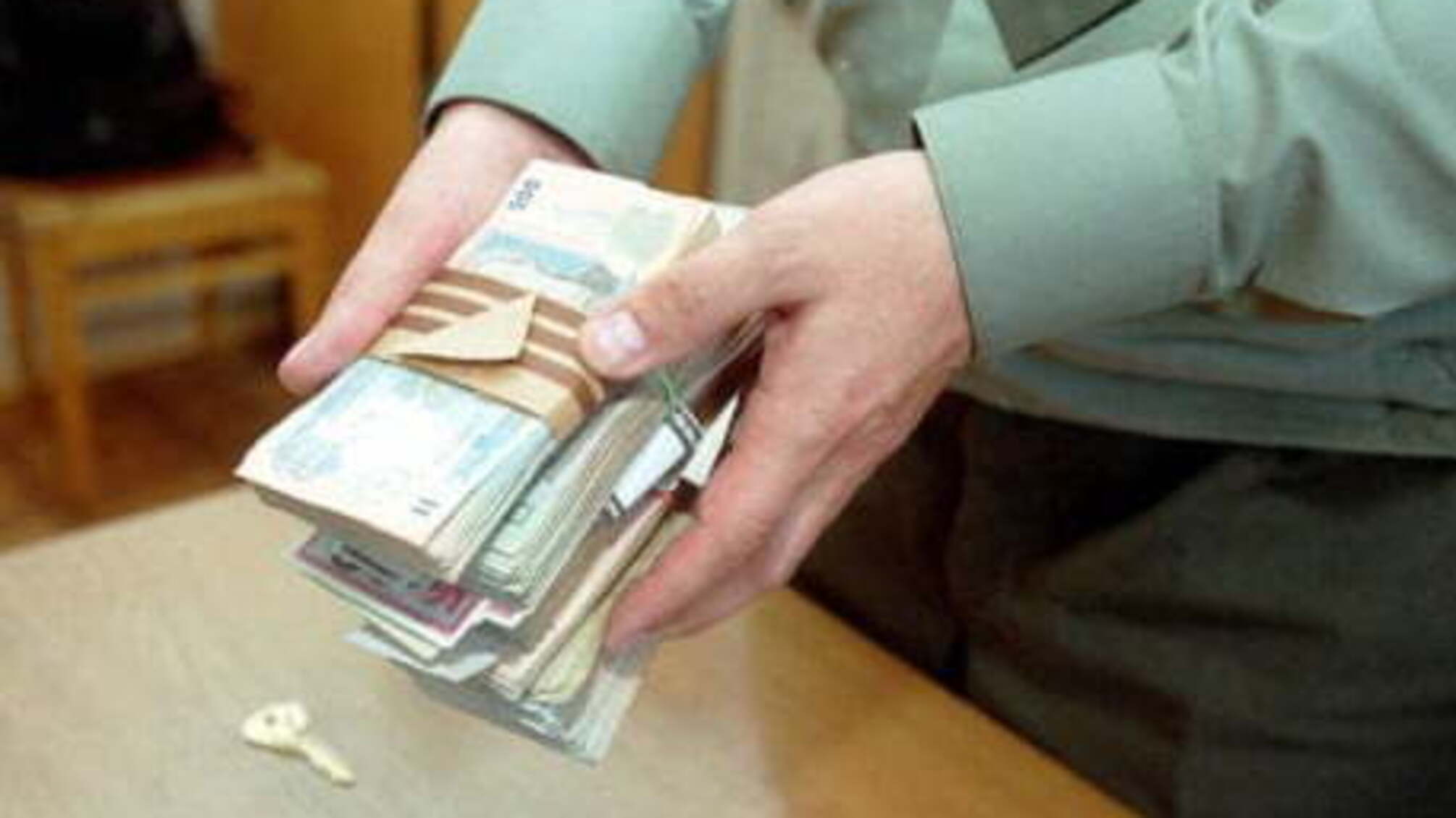 На Хмельниччині військового комісара упіймали з хабарем