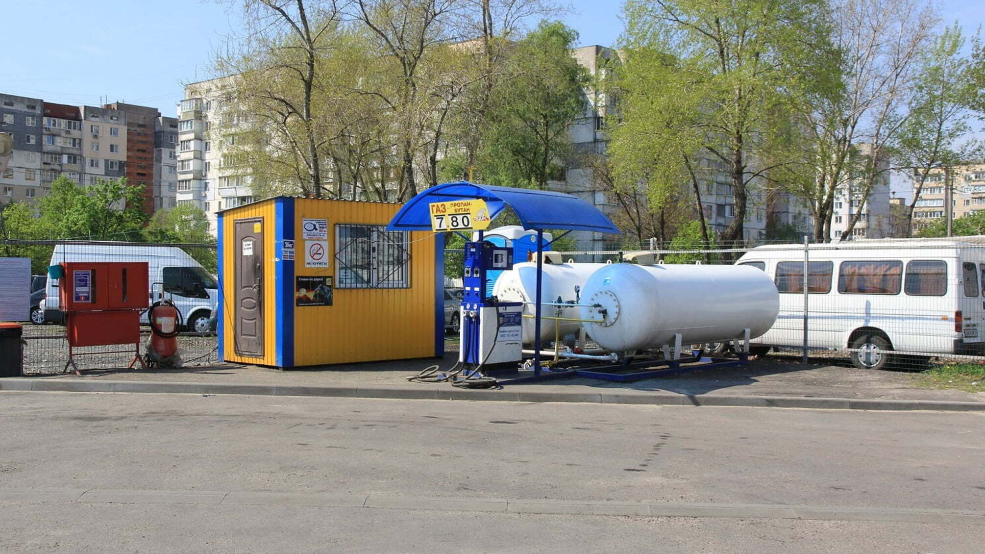 У столиці викрили нелегальну заправку відомої мережі АЗС