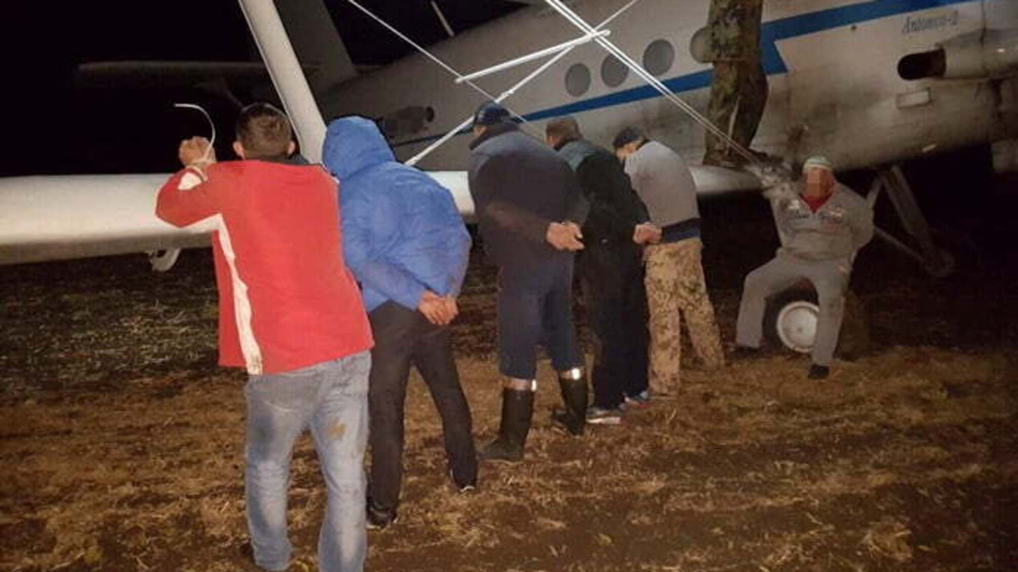 На Хмельниччині виявили літак, вщерть заповнений контрафактним товаром