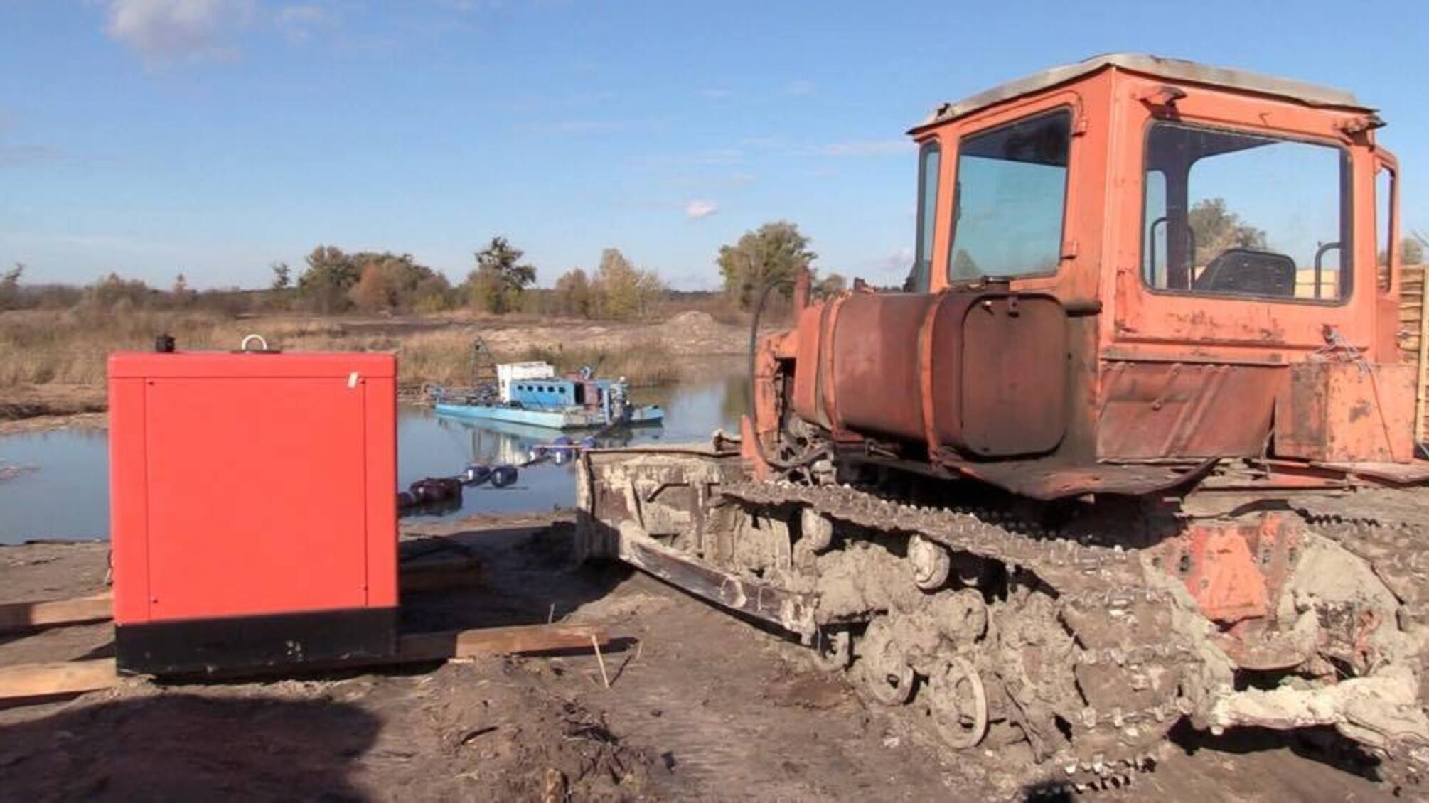 Точка з незаконного видобутку піску на Київщині, де побили журналіста, продовжує працювати