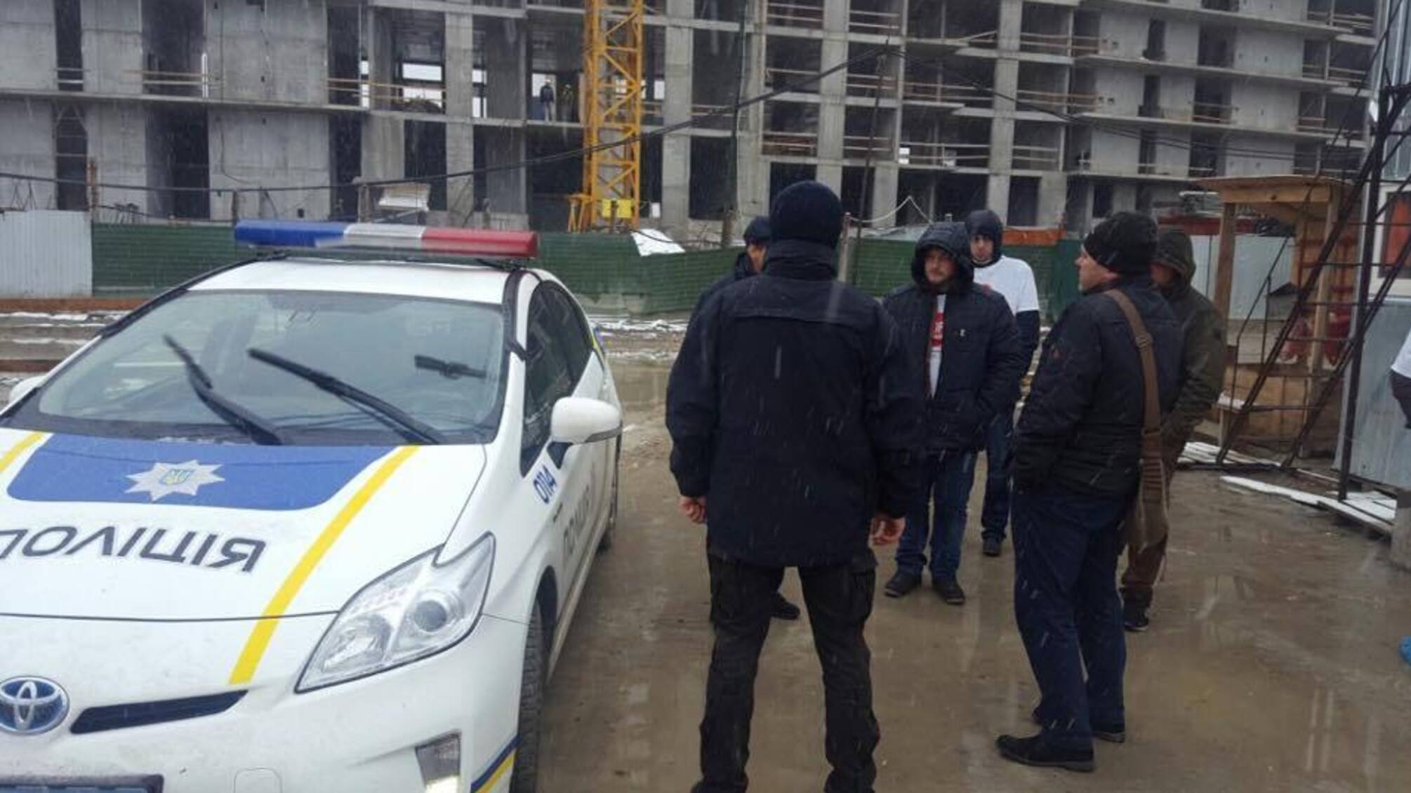 У столиці зафіксували спецтехніку та гори піску біля житлового комплексу