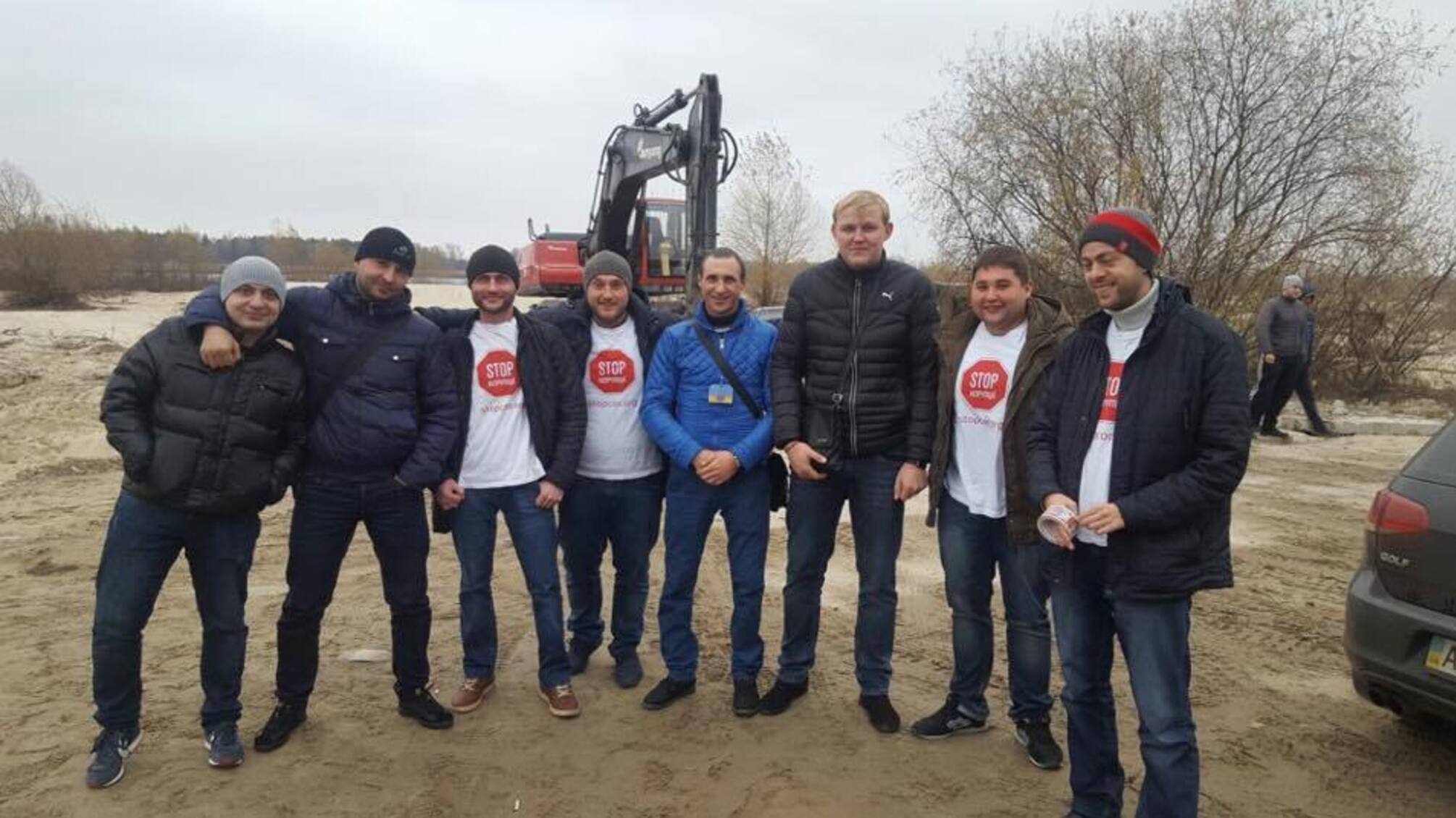 На Київщині активісти добивались конфіскації спецтехніки з точки незаконного видобутку піску