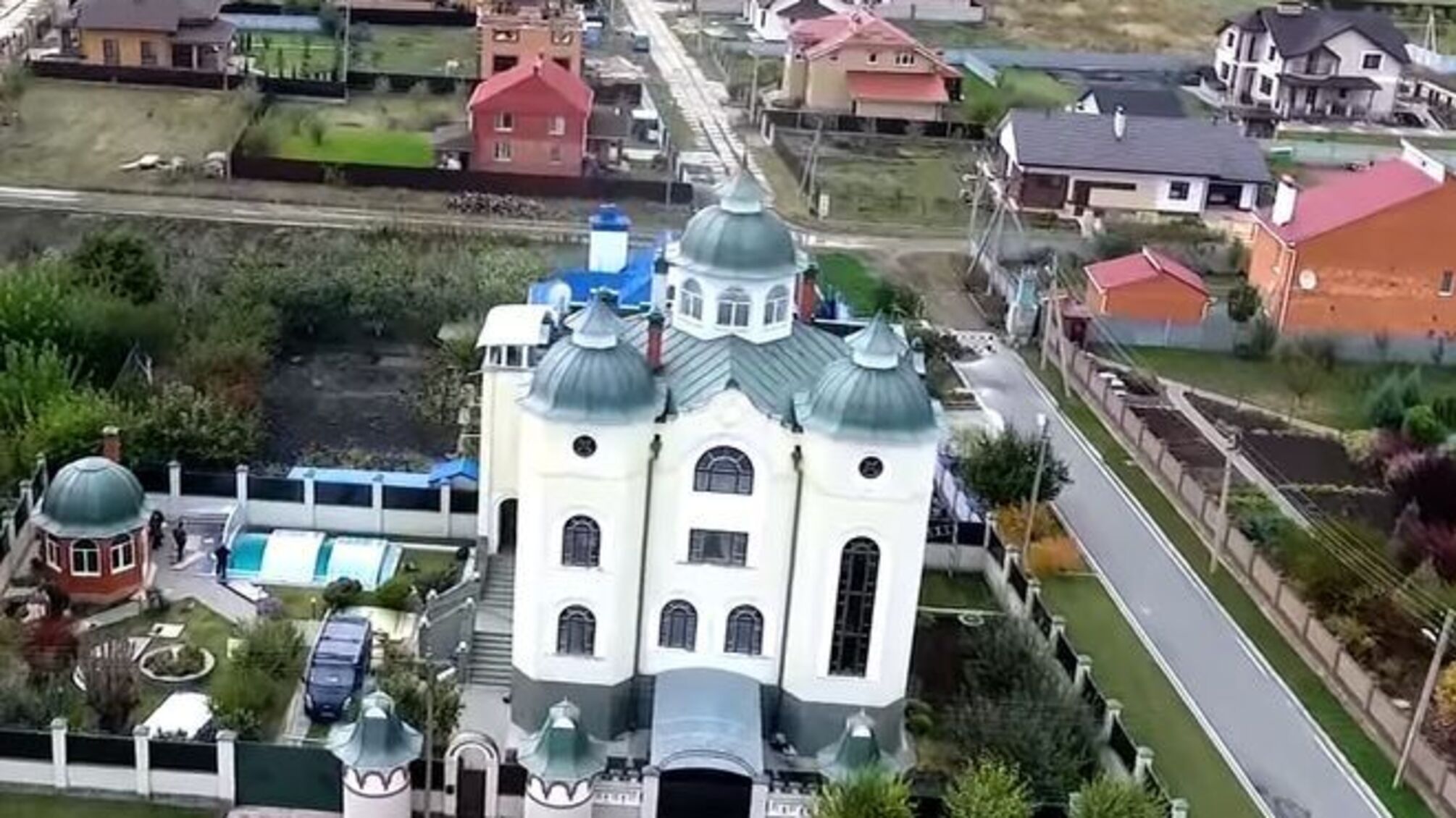 На Полтавщині суддя живе у маєтку-церкві