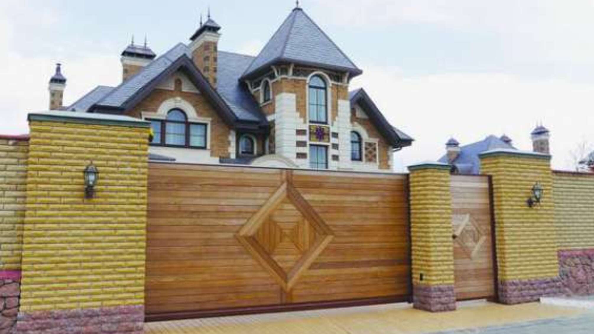 Журналісти показали розкішний маєток сина Раїси Богатирьової