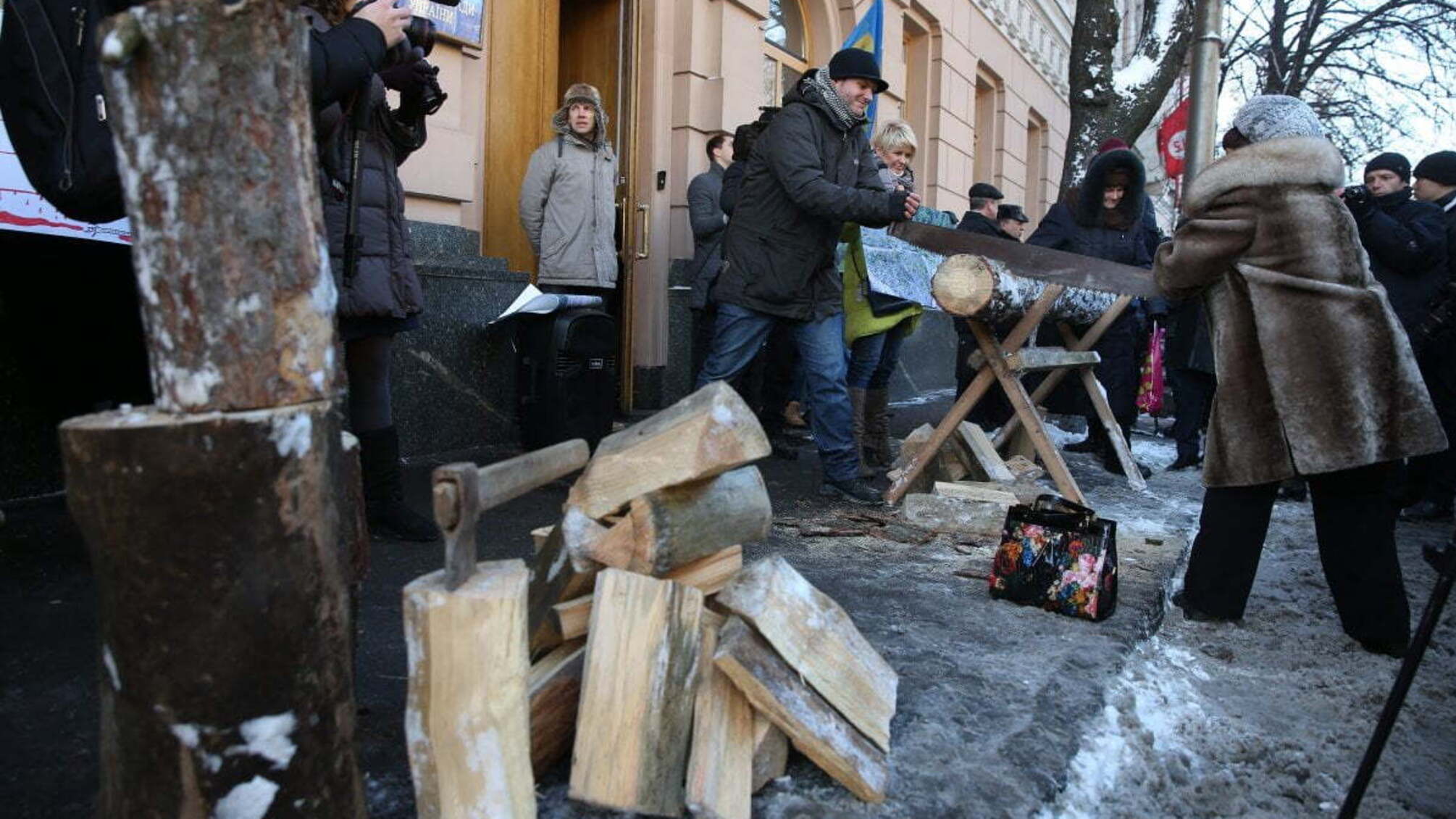 Під Верховною Радою активісти протестують проти скасування мораторію на експорт лісу-кругляку