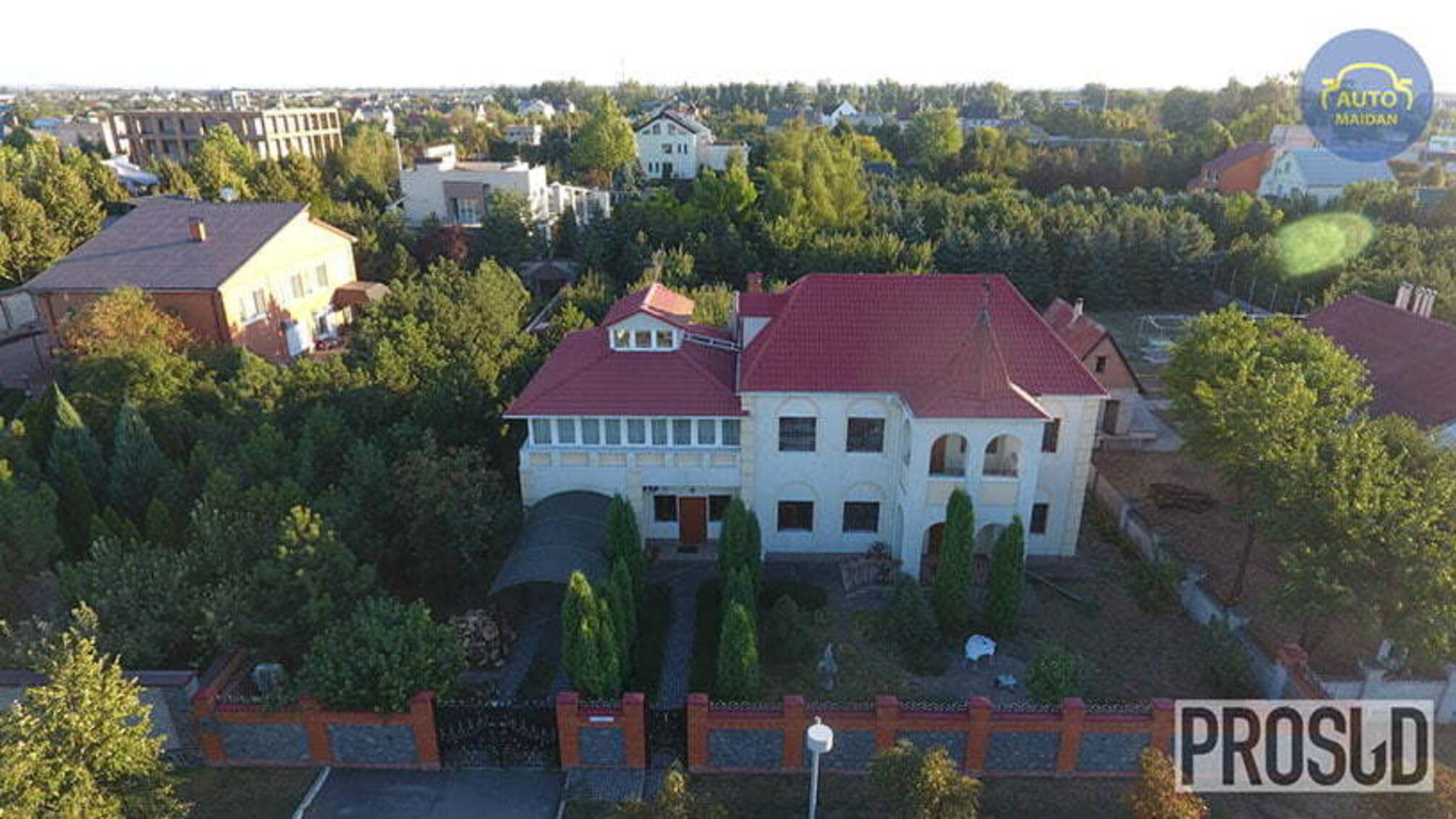 У Дніпрі подружжя суддів має власну церкву і три елітні маєтки