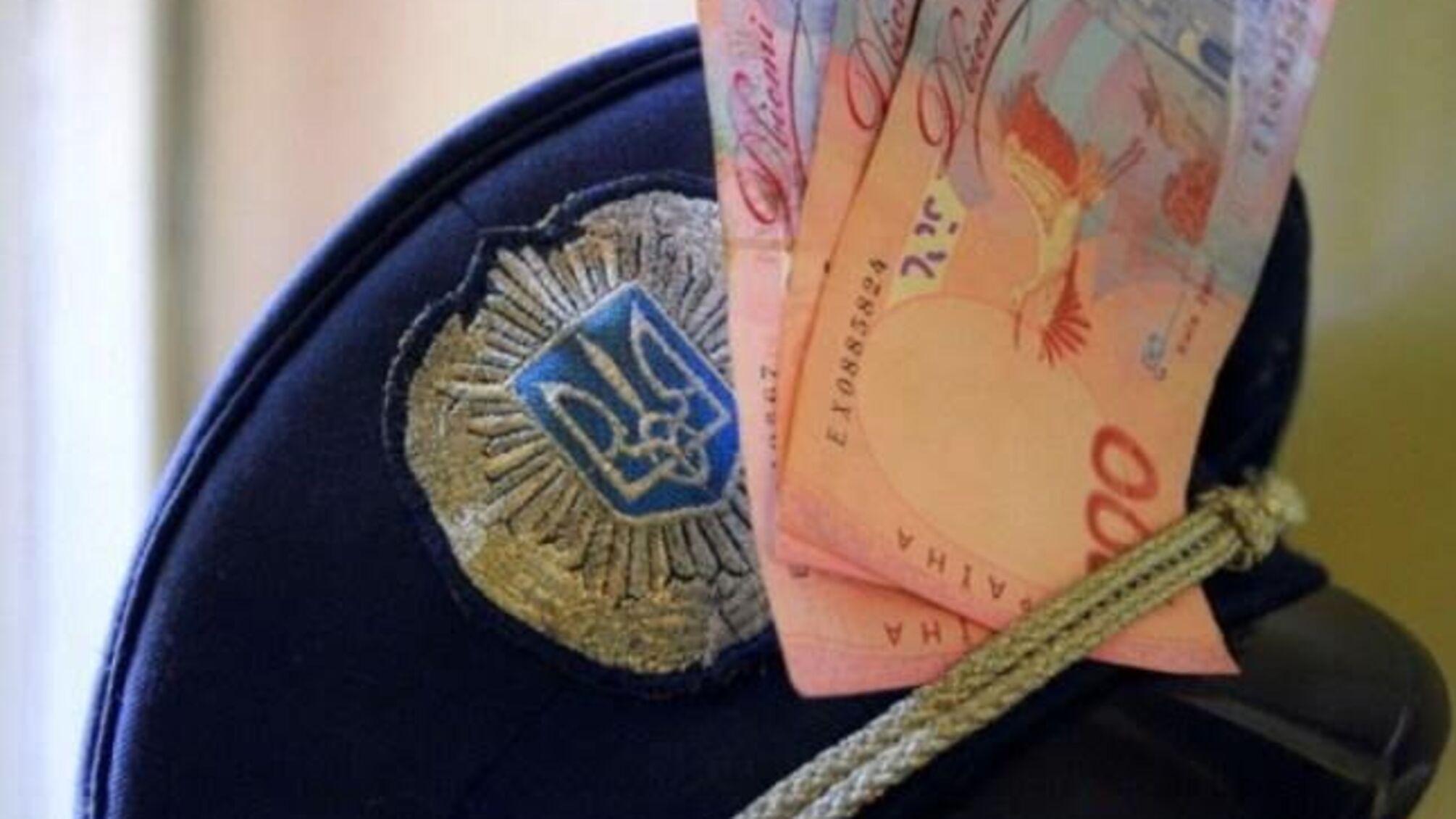 У Кропивницькому викрили злочинну групу 'перевертнів у погонах'