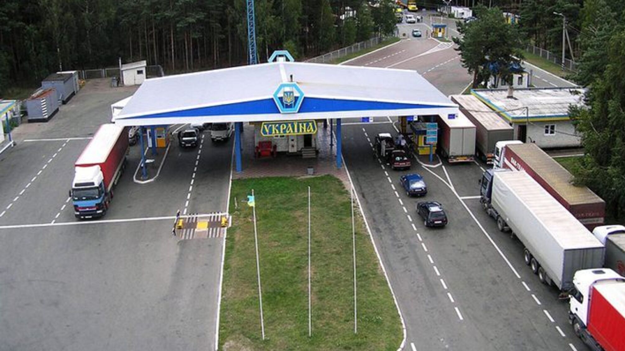 На кордоні з Польщею вилучили партію бурштину