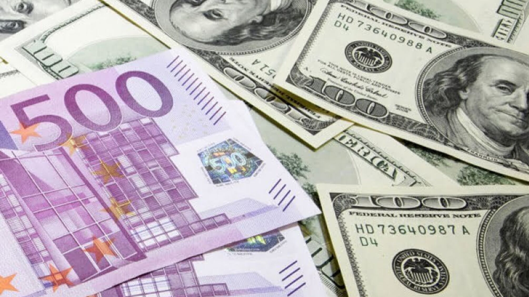 Нацбанк обвалив офіційний курс гривні до долара та євро