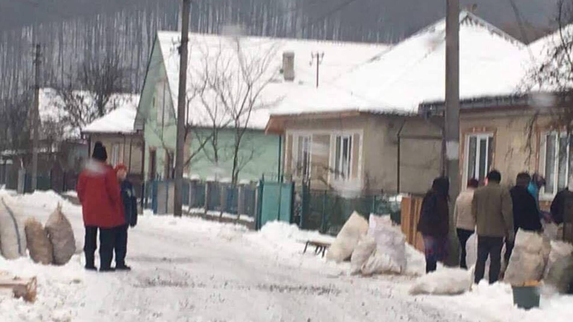 На Закарпатті кандидат намагається підкупити виборців кукурудзою