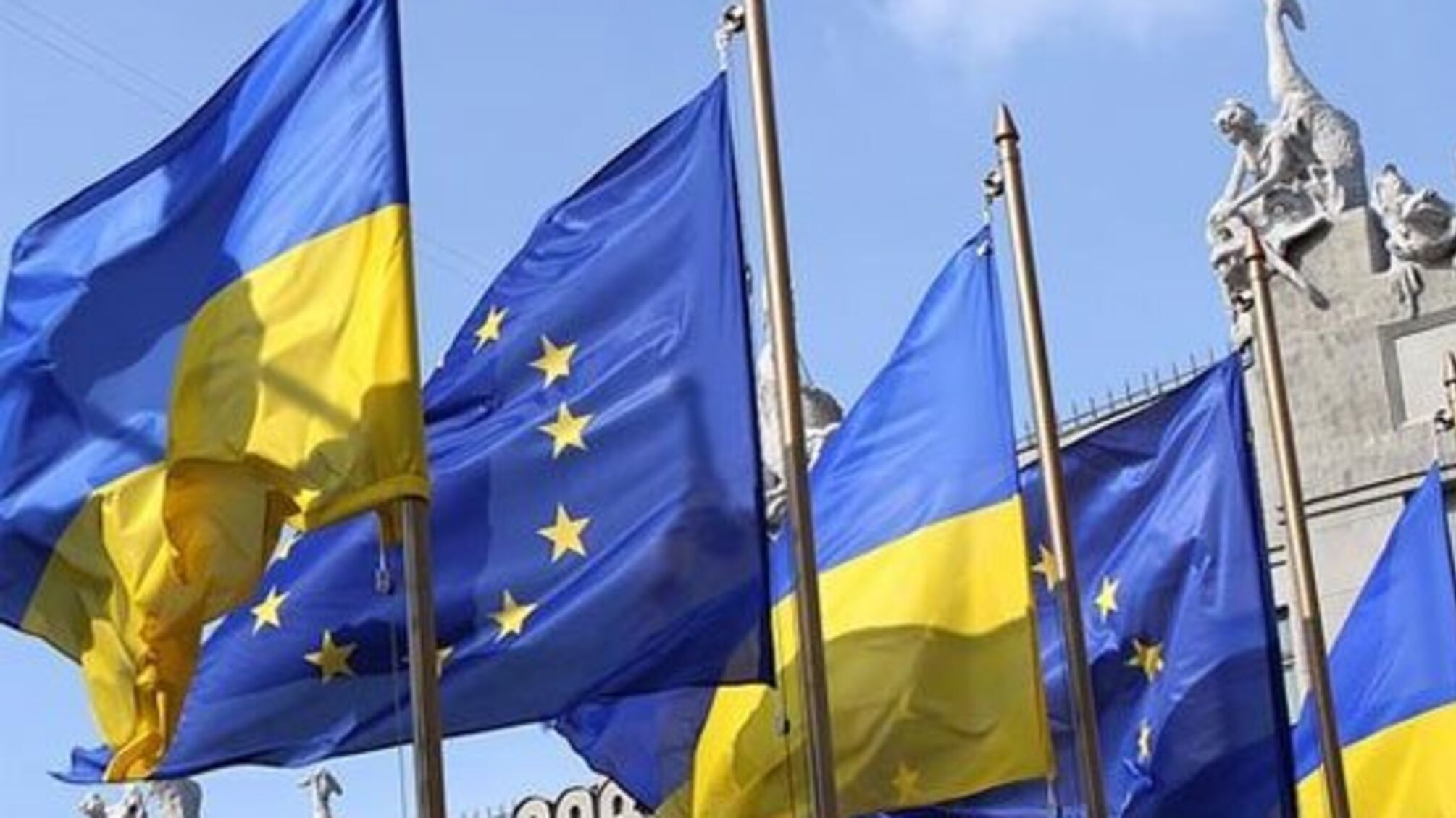В Брюсселі розповіли, чому зволікають зі скасуванням віз для українців