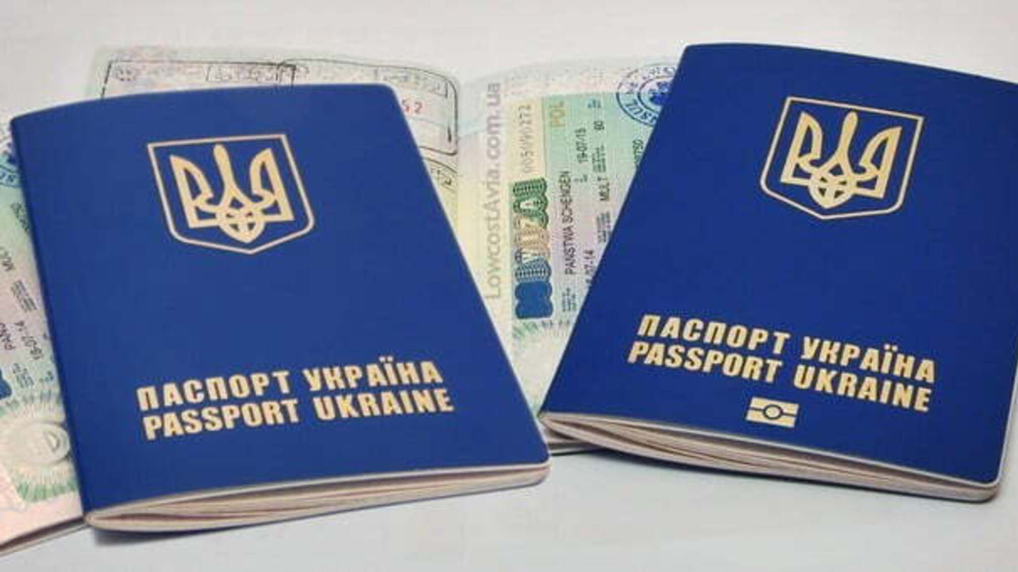 У столиці викрили злочинців, які за винагороду підробляли паспорти