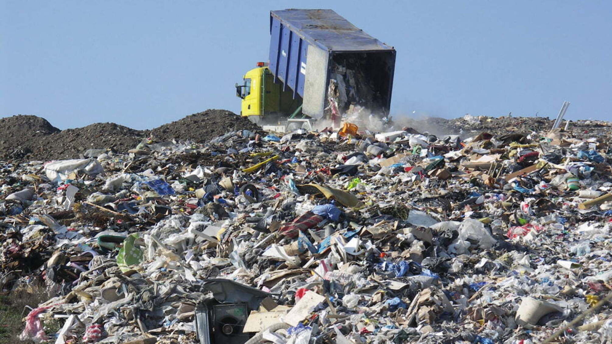 Селище на Київщині незаконно перетворили на обширне сміттєзвалище