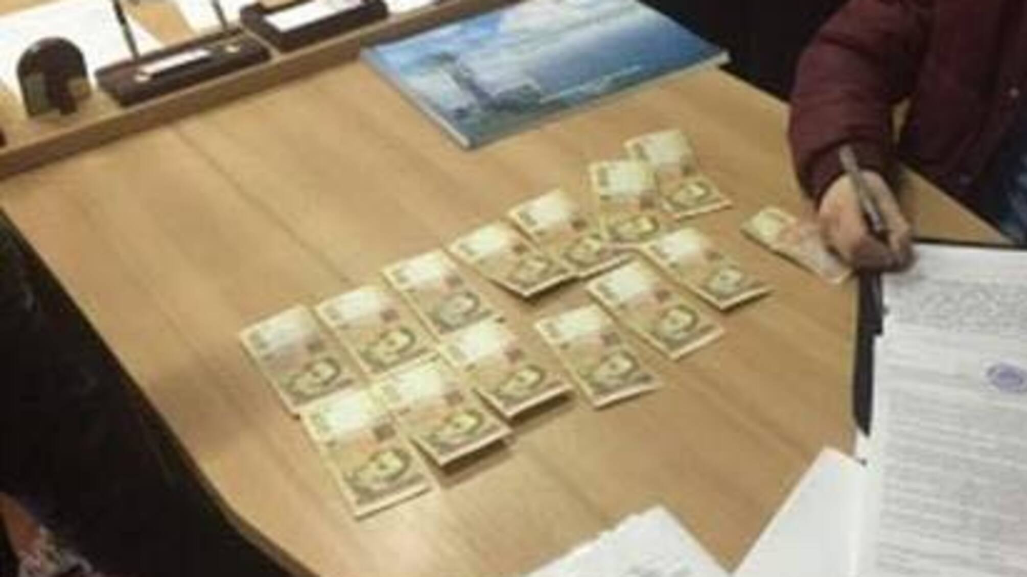 На Дніпропетровщині начальник служби у справах дітей торгував висновками про позбавлення батьківських прав