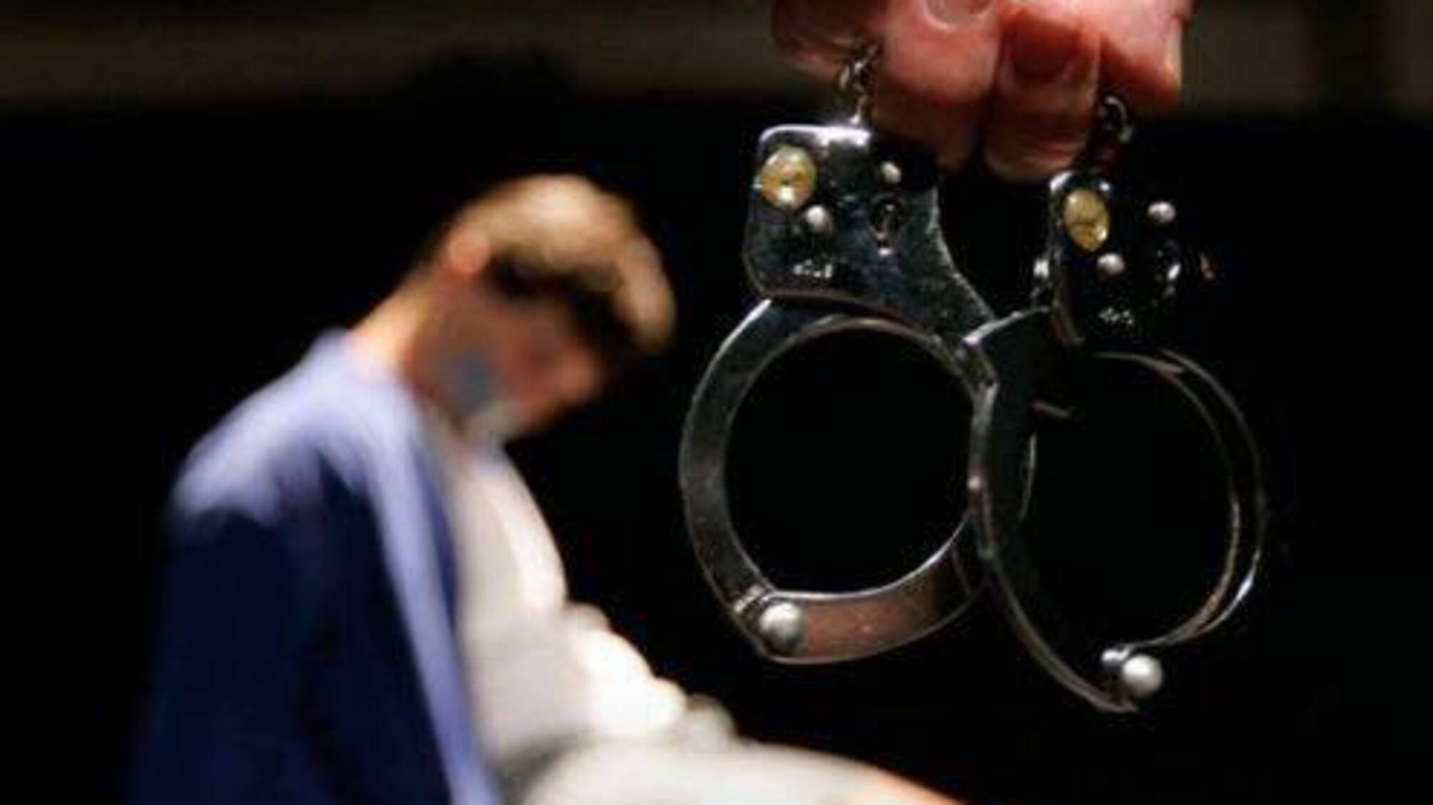 Дніпропетровські поліцейські мордували чоловіка заради хабаря