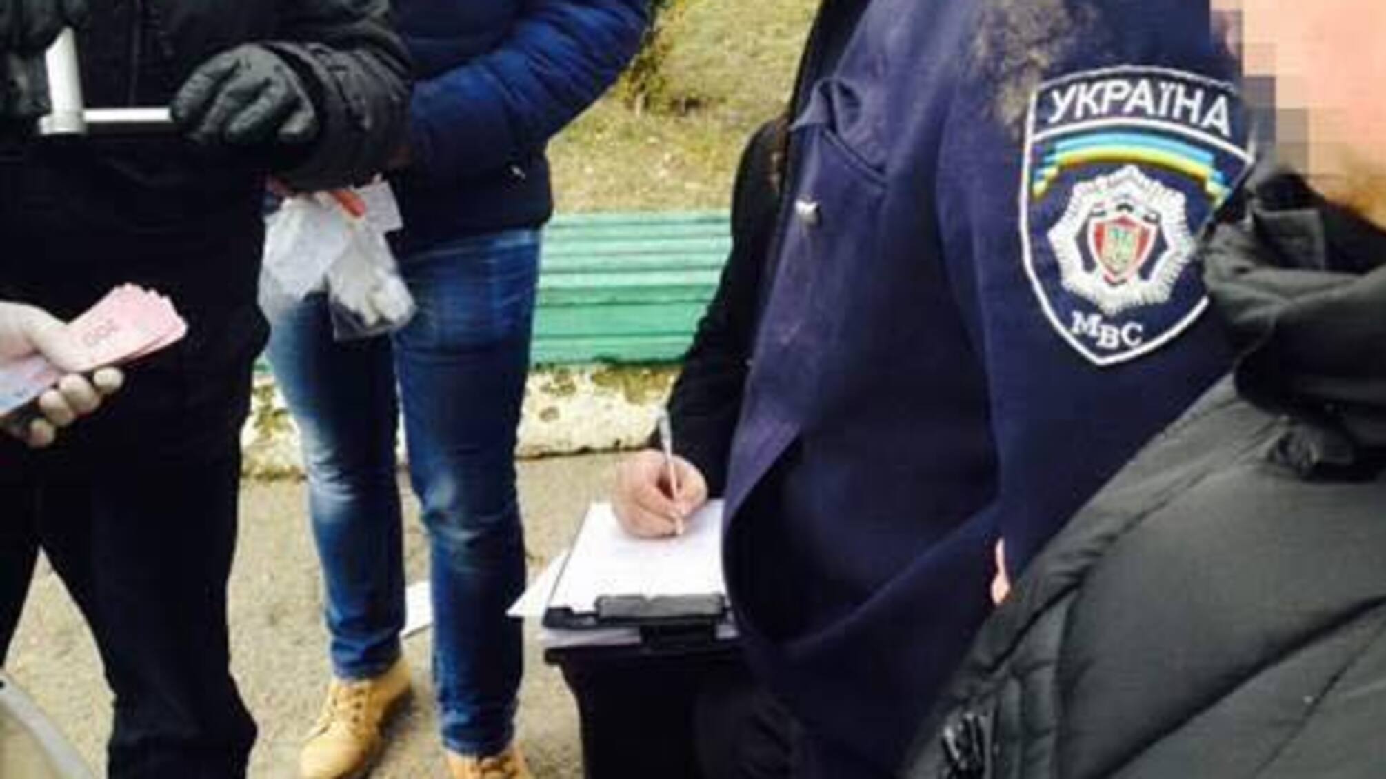 На Житомирщині правоохоронці за гроші обіцяли шахраю уникнути в'язниці