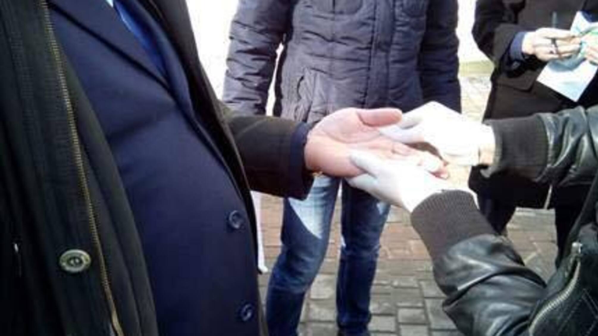 Чиновник з управління держпраці вимагав десять тисяч гривень в обмін на дозвіл