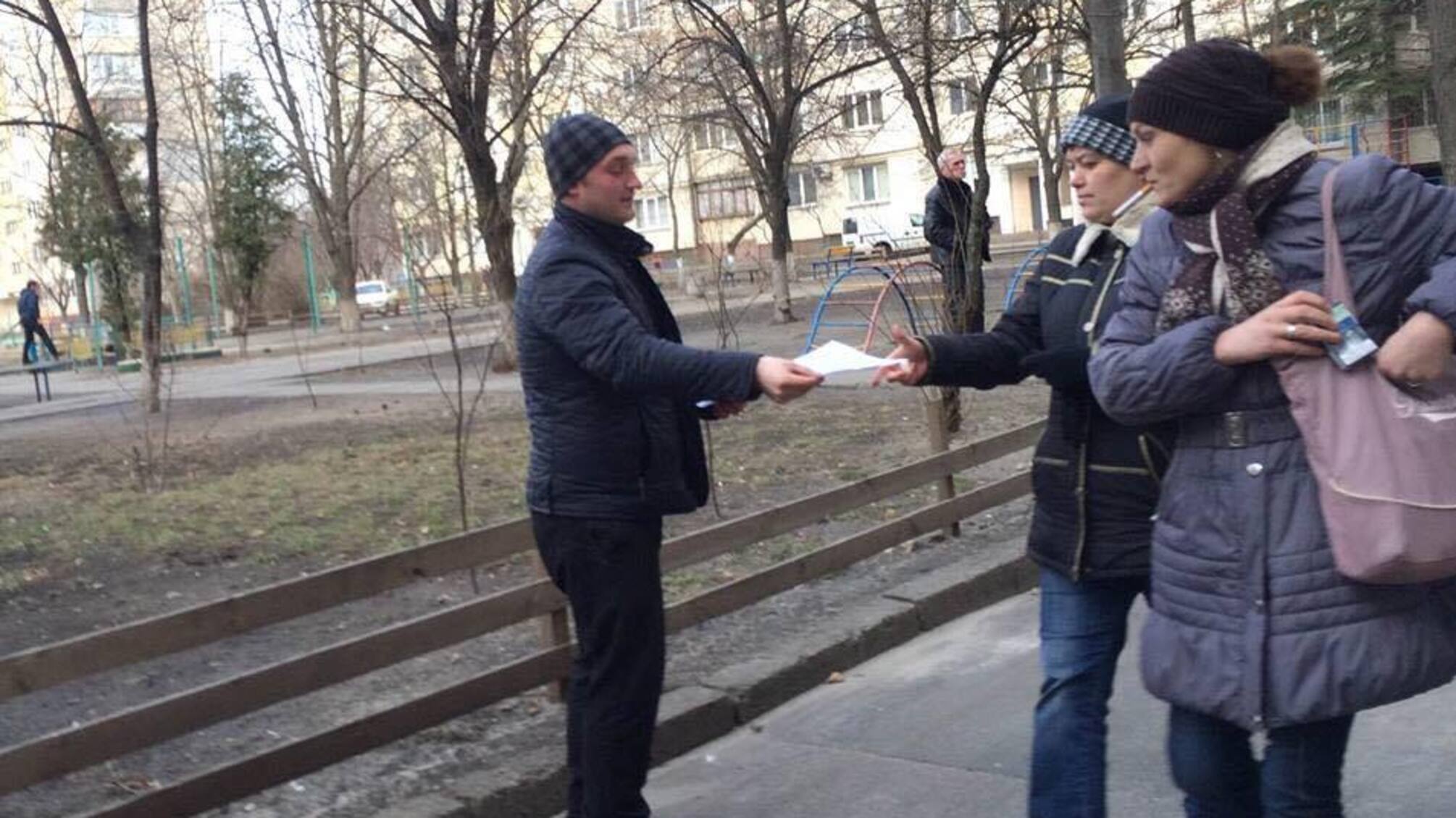 У Дарницькому районі роздавали листівки із закликами боротись проти нелегального бізнесу
