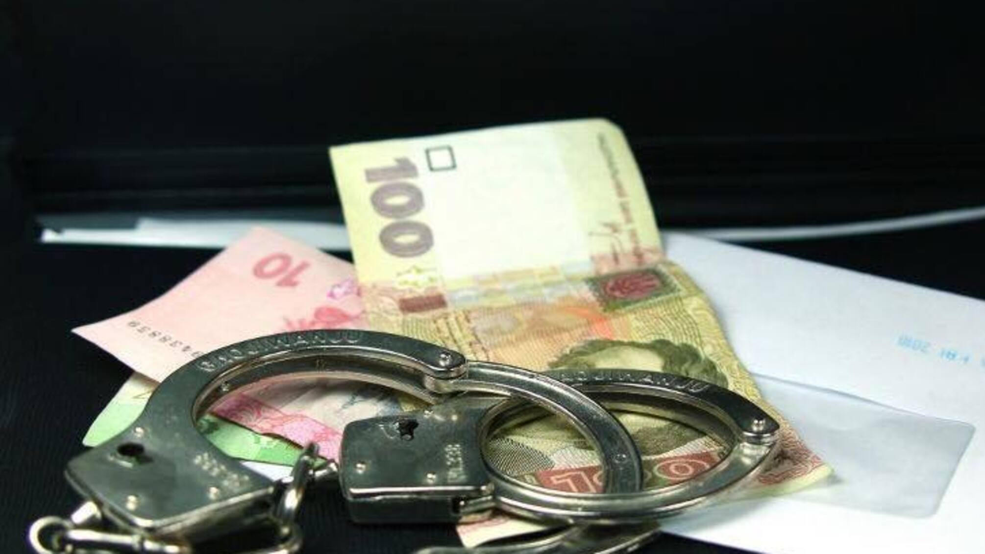 На Закарпатті головний лікар медзакладу попався на хабарі