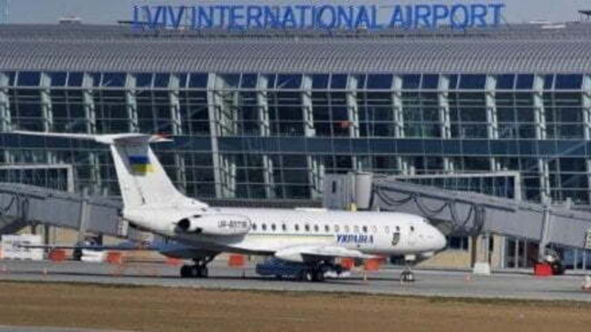 Через хабарі звільнили двох начальників на митниці у Львівському аеропорту