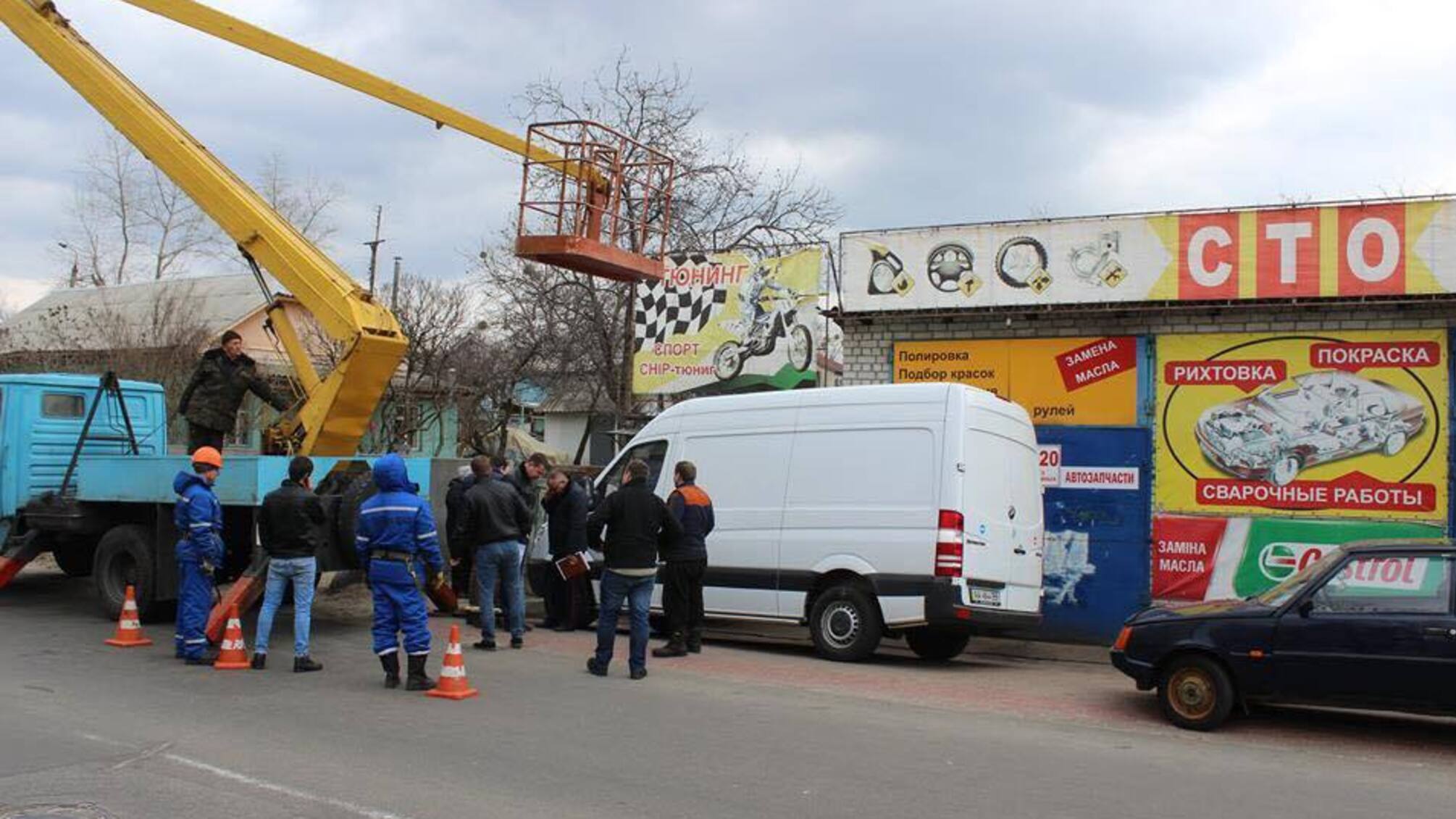 Працівники нелегального СТО погрожували громадським активістам