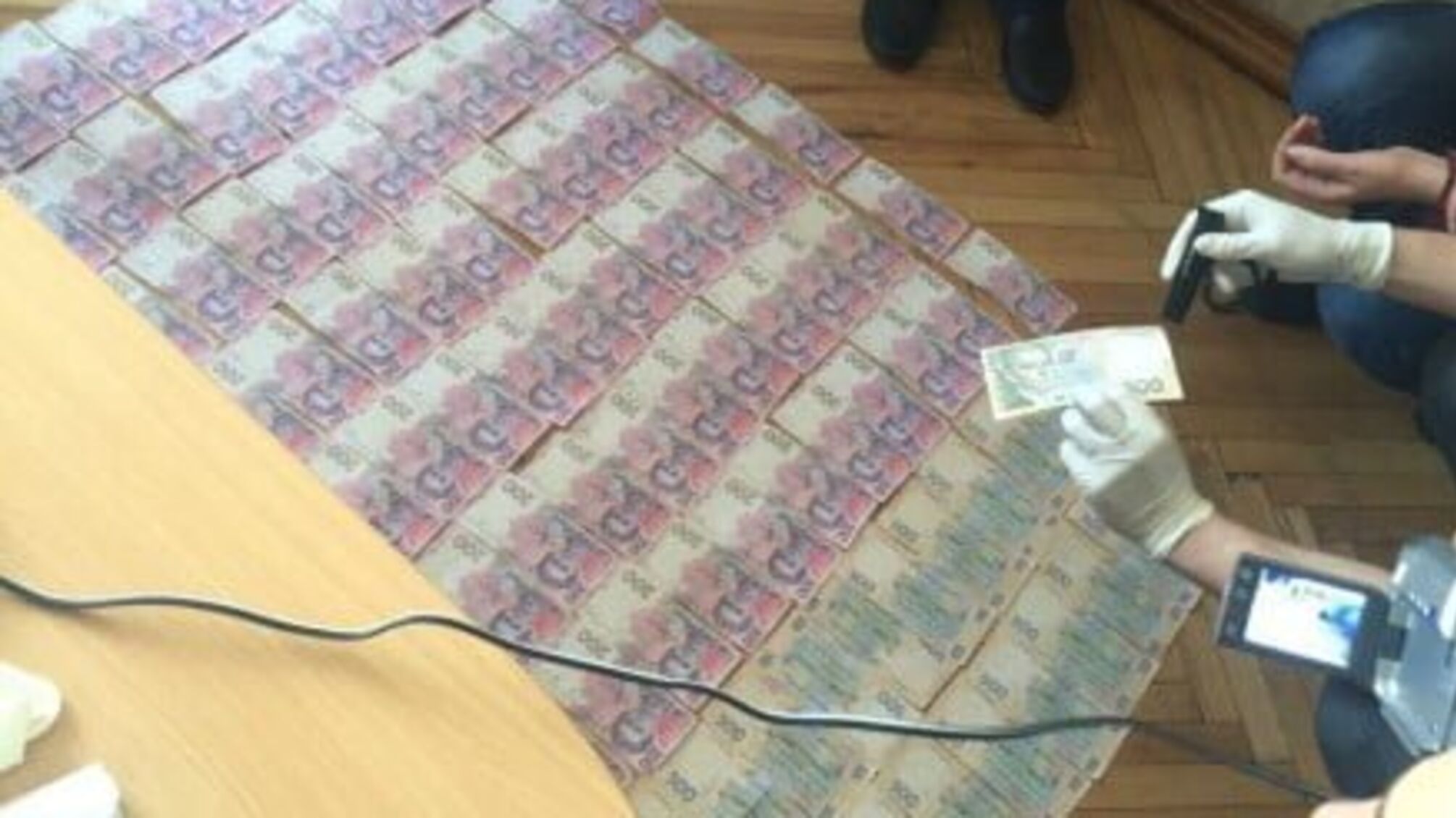 Працівниця банку на Луганщині відкривала рахунки фіктивним переселенцям