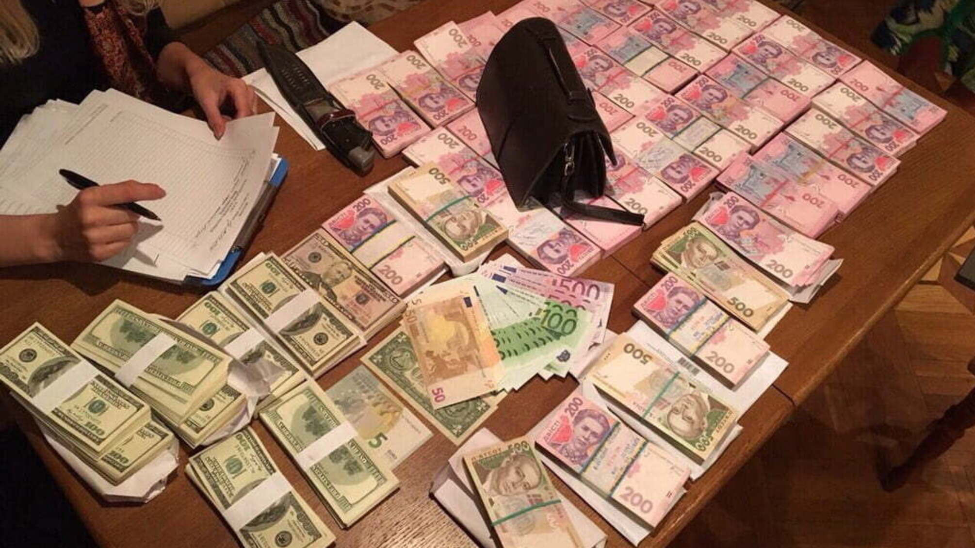 На хабарництві викрито ще трьох посадовців Черкаського інституту пожежної безпеки