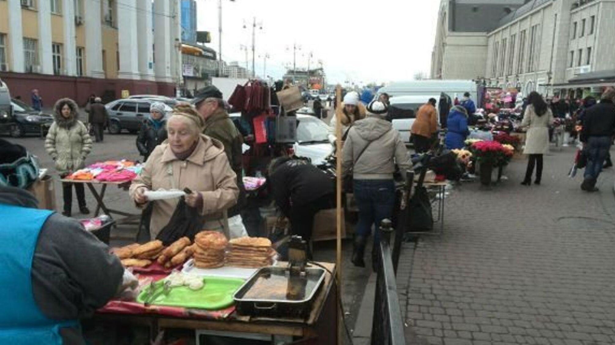 На незаконній торгівлі біля центрального залізничного вокзалу Києва наживається керівництво установи