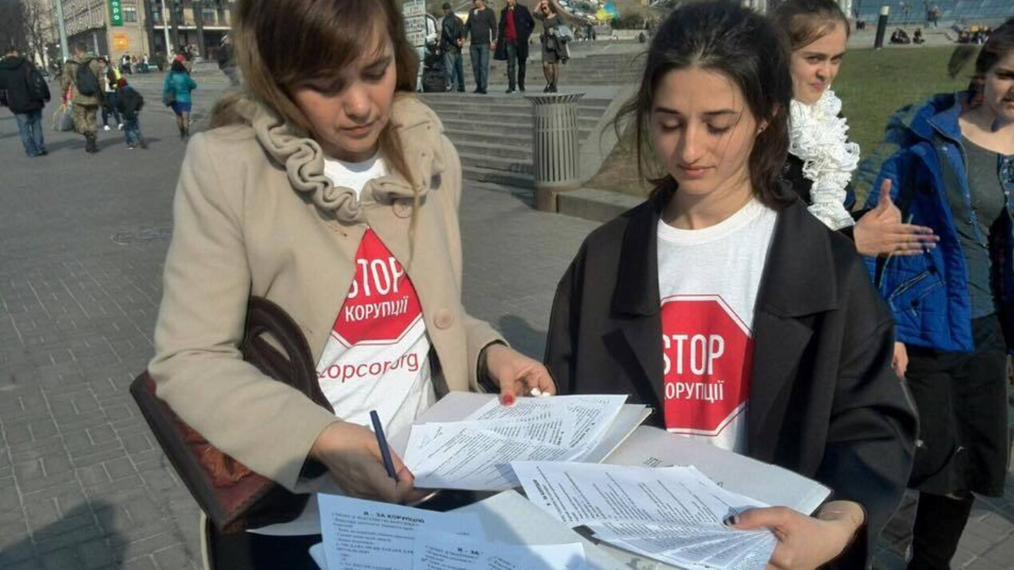 'Я - за корупцію'. Активісти провели провокаційне опитування до Дня сміху