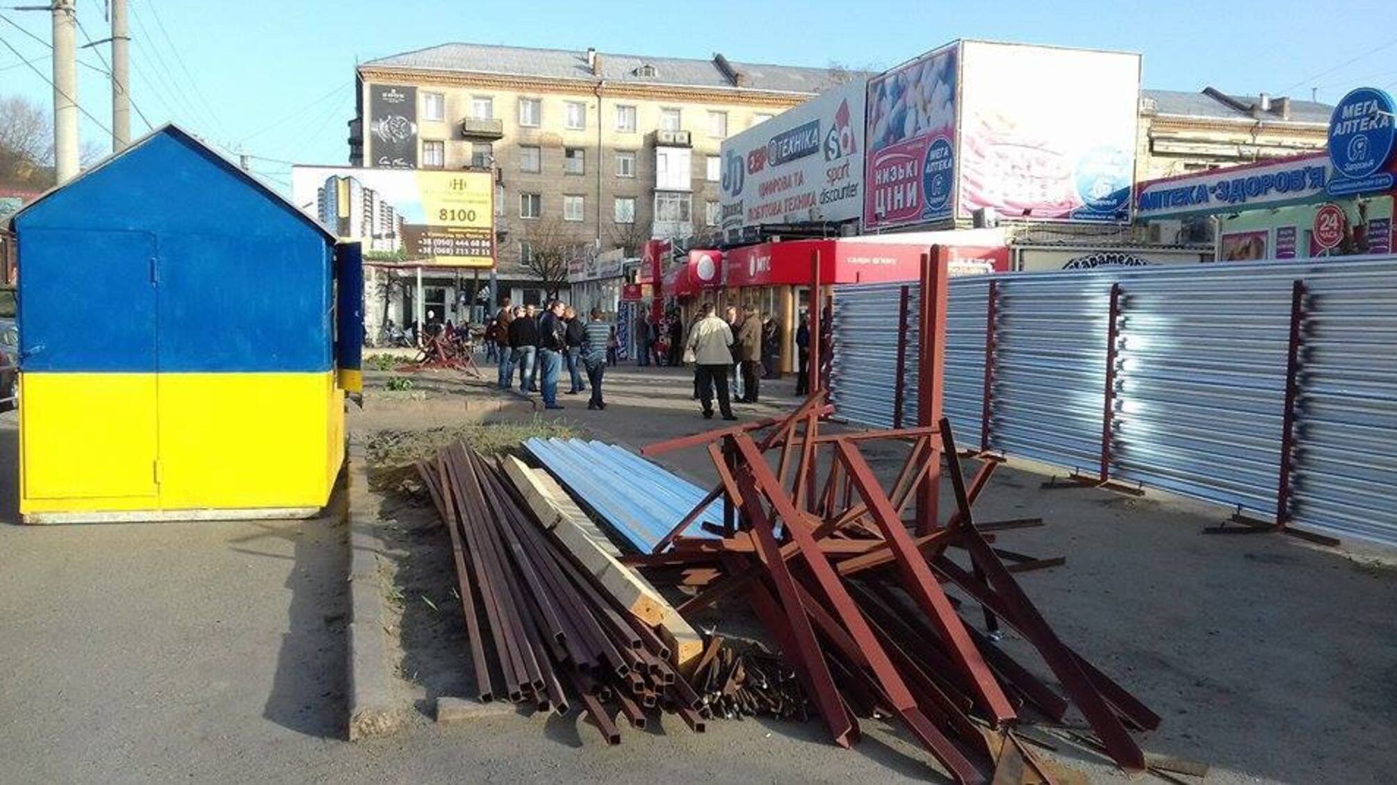 У Кіровограді активісти добилися демонтажу незаконного паркану в центрі міста