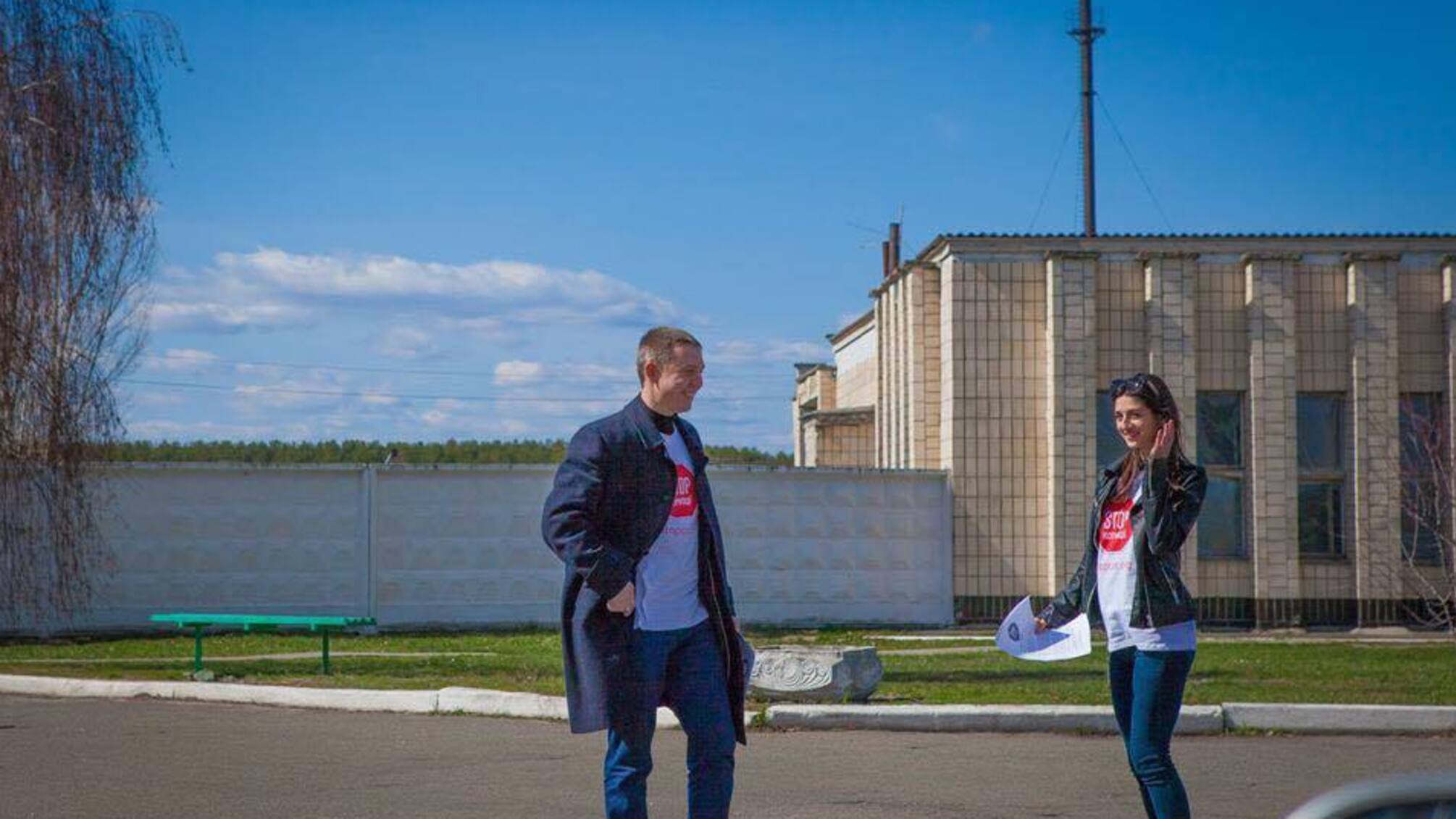 Активісти роздавали листівки проти нелегальної торгівлі на Північному кладовищі