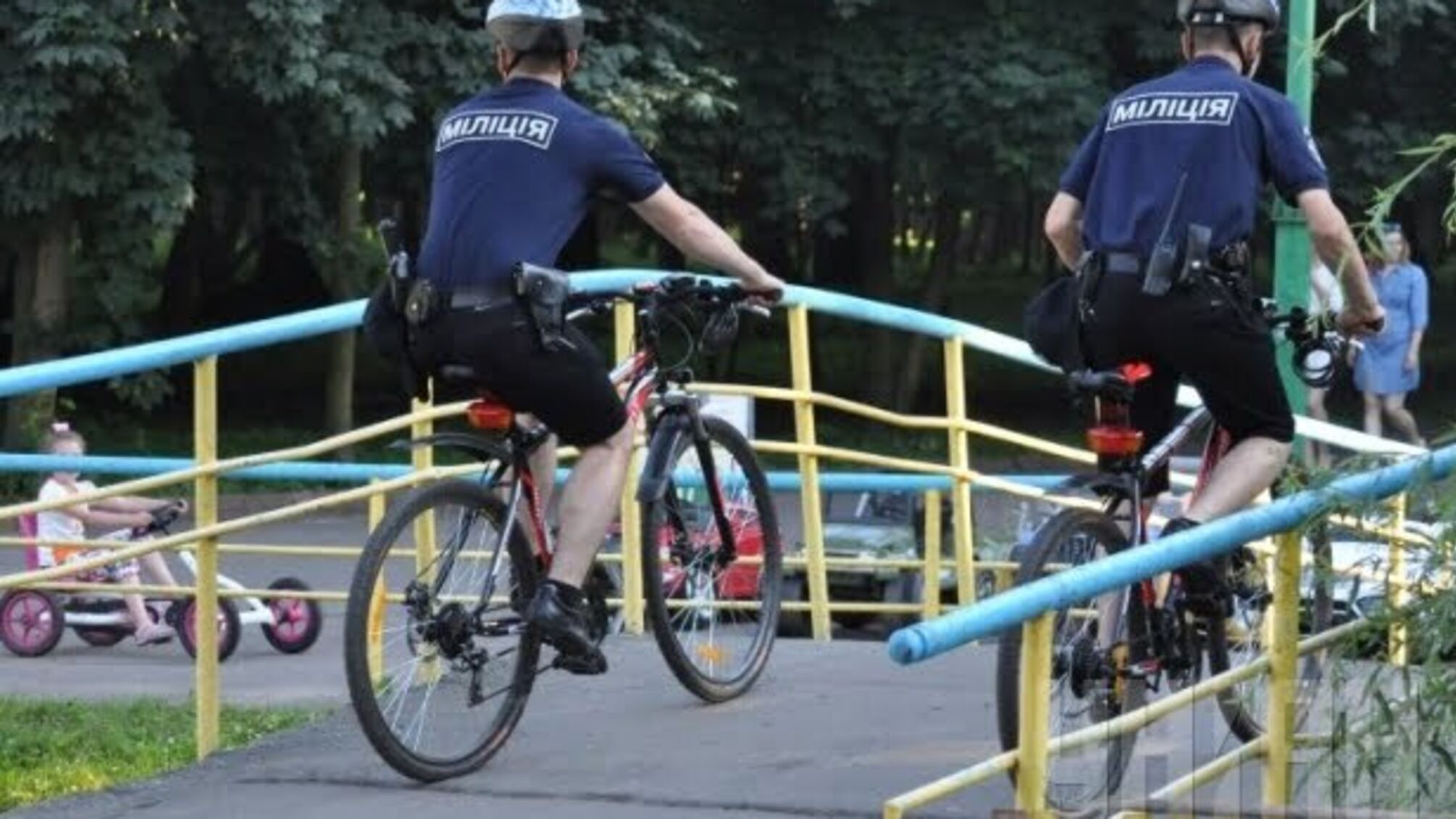 У Чернівцях поліцейський поїхав на краденому велосипеді, щоб отримати хабар
