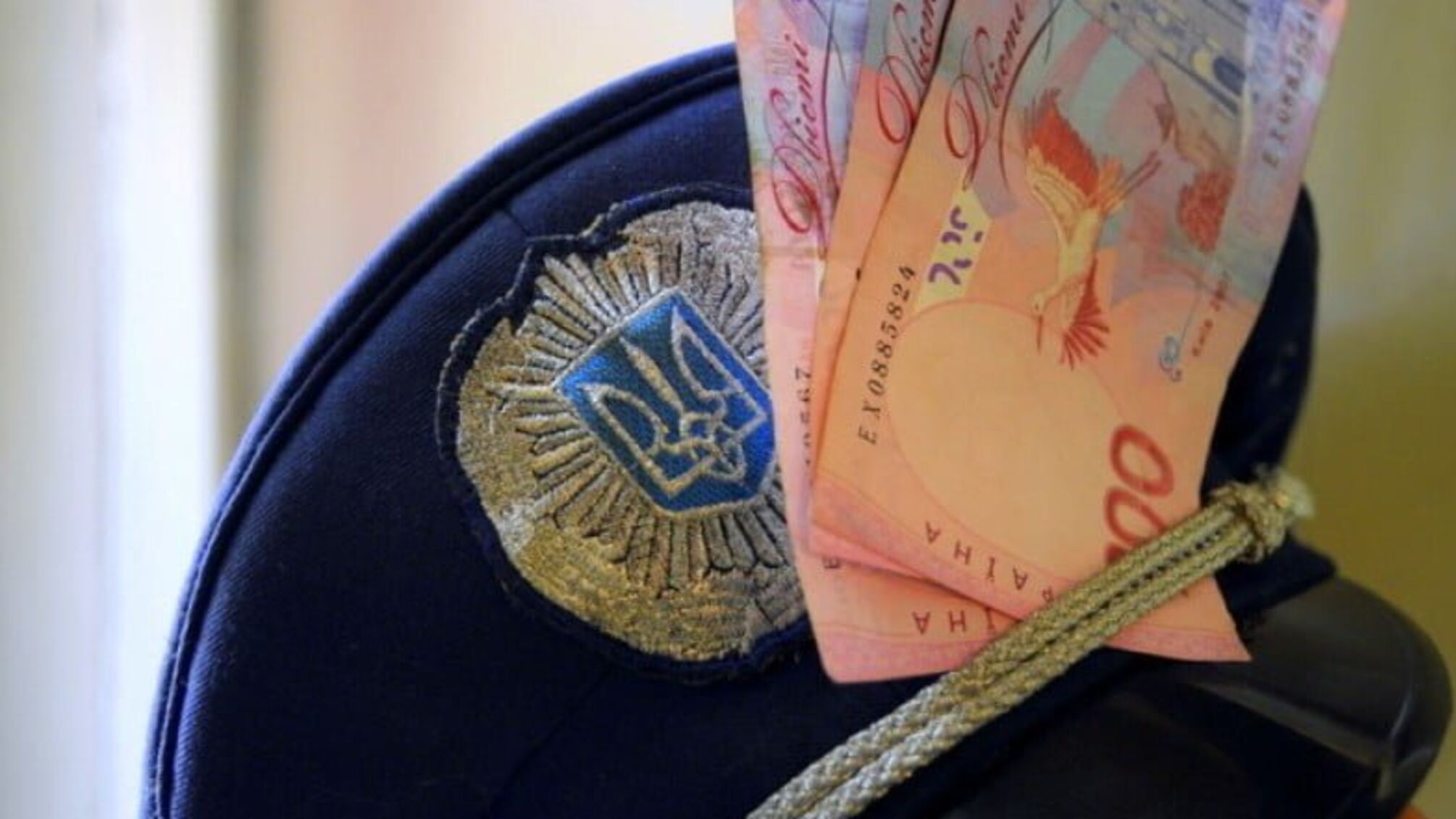 За матеріалами СБУ до п’яти років позбавлення волі засуджено поліцейського-хабарника