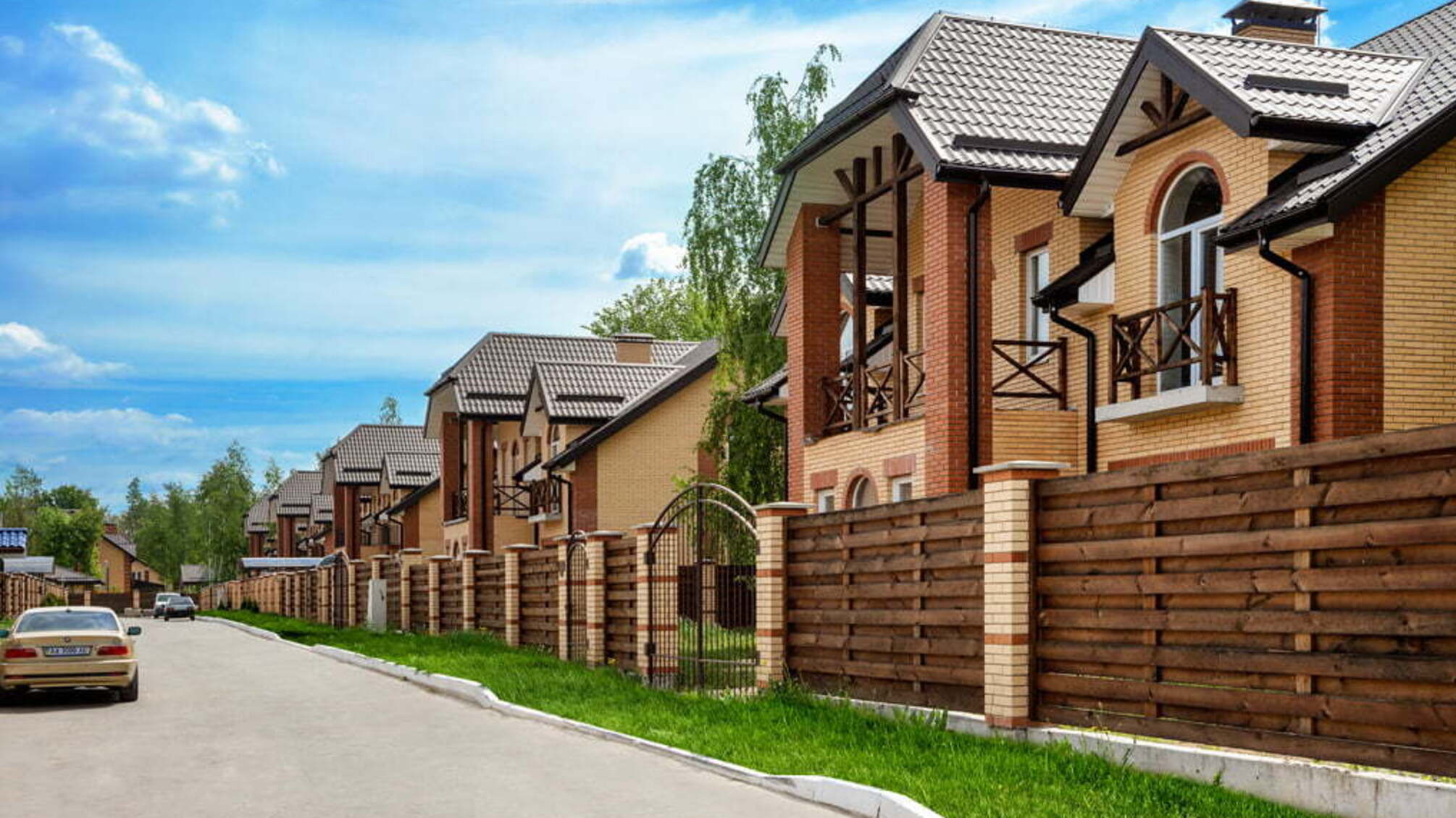Юристи знайшли під Києвом 'нічийні' будинки, зведені без жодних дозволів